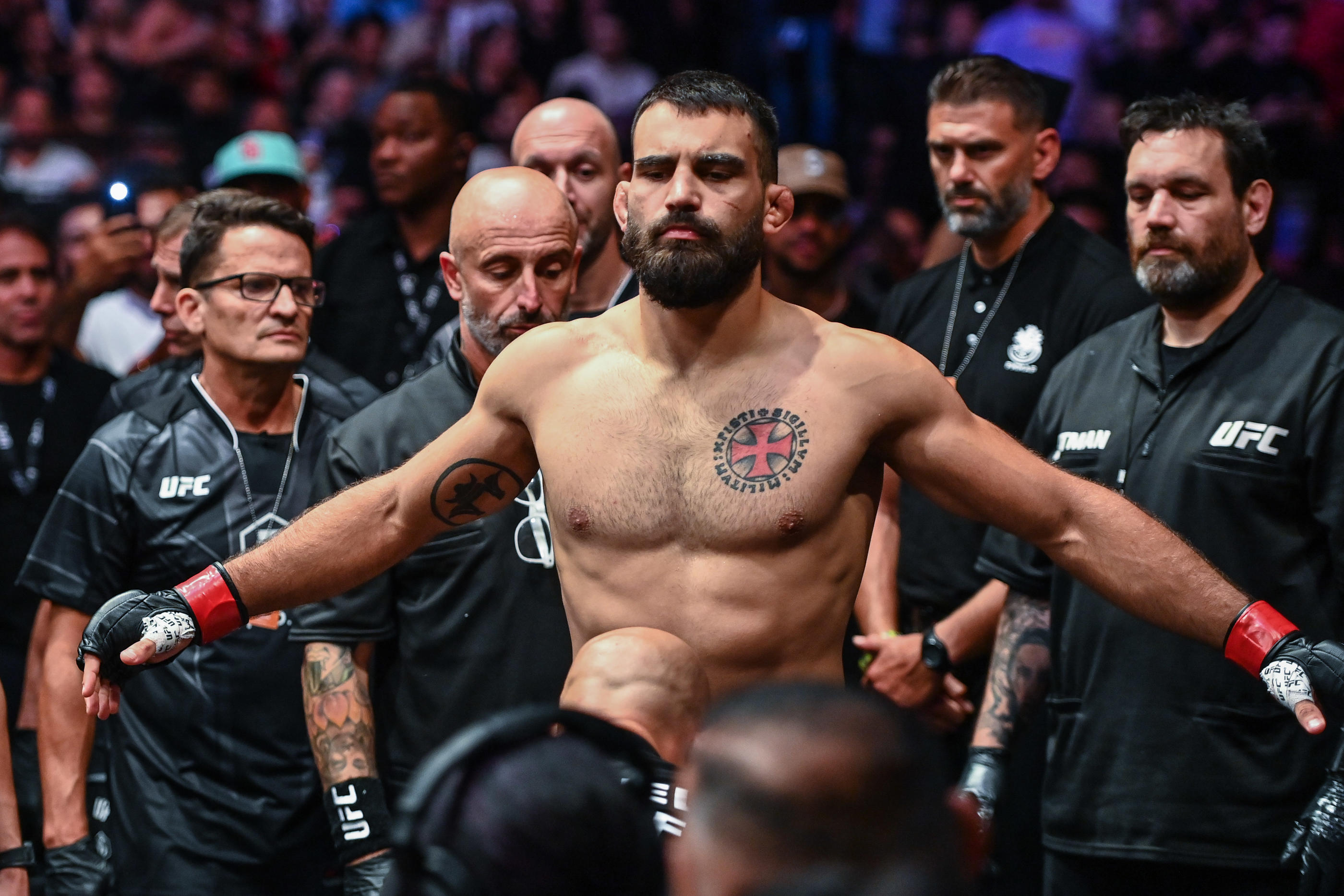 Benoît Saint Denis, qui rentre dans la cage sur le chant des Commandos, fait aujourd'hui la fierté du 1er RPIMa, auquel il a appartenu. Icon Sport/Anthony Dibon