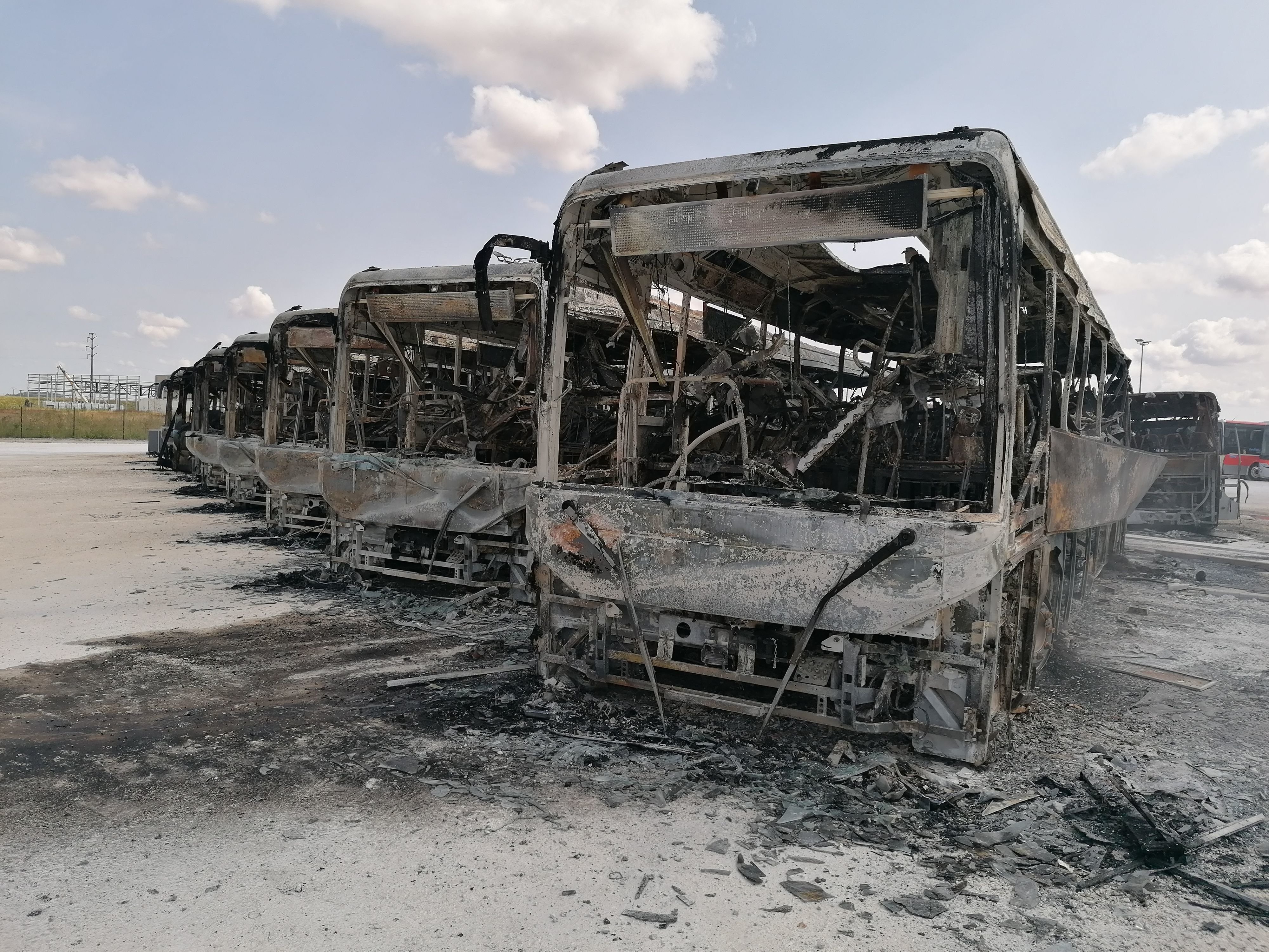 Provins (Seine-et-Marne), le 30 juin. Quatorze bus stationnés dans le dépôt de l'entreprise ProCars ont été incendiés dans la nuit du 29 au 30 juin. LP/Sébastien Blondé
