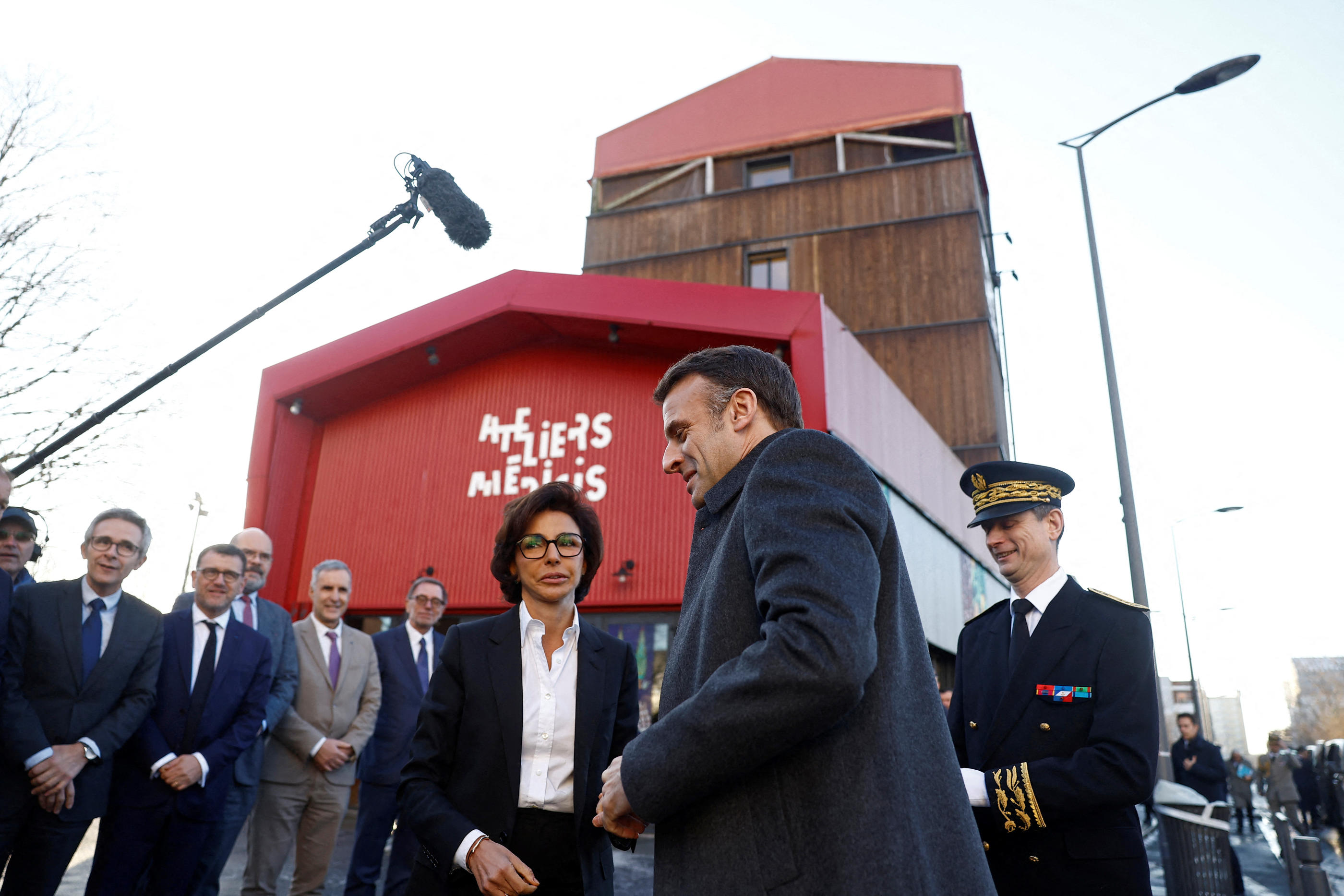 Clichy-sous-Bois (Seine-Saint-Denis), le 18 janvier 2024. C'est ici que Rachida Dati a effectué son premier déplacement en tant que ministre de la Culture, accompagnée pour l’occasion d’Emmanuel Macron. AFP/POOL/ Christian Hartmann