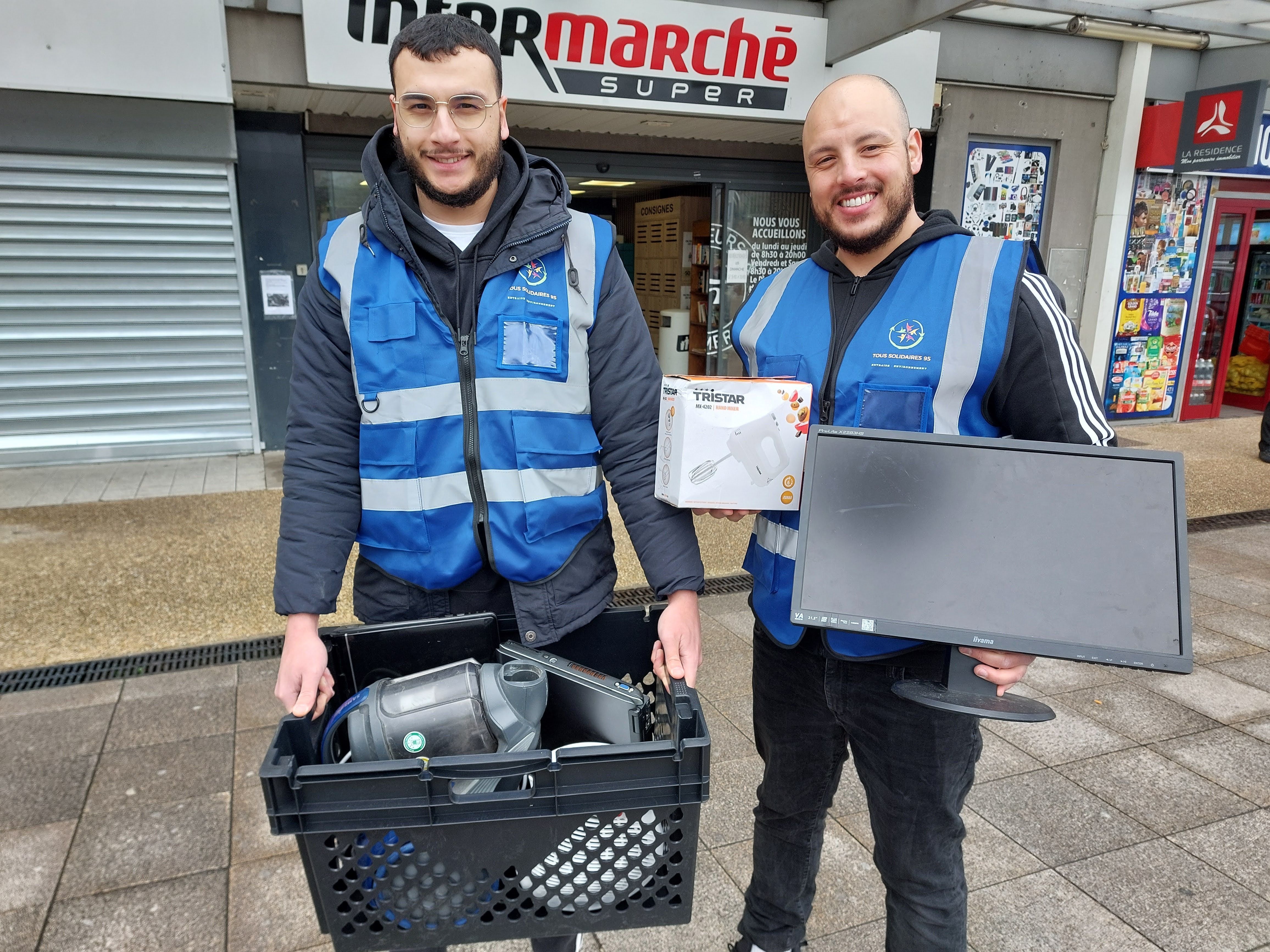 Vauréal (Val-d'Oise) samedi 30 mars 2024. Redouane Lazaar (à droite), plus connu sur le réseaux sociaux sous le nom de M. Solidaire, avec son frère Rayane. LP/T.C.