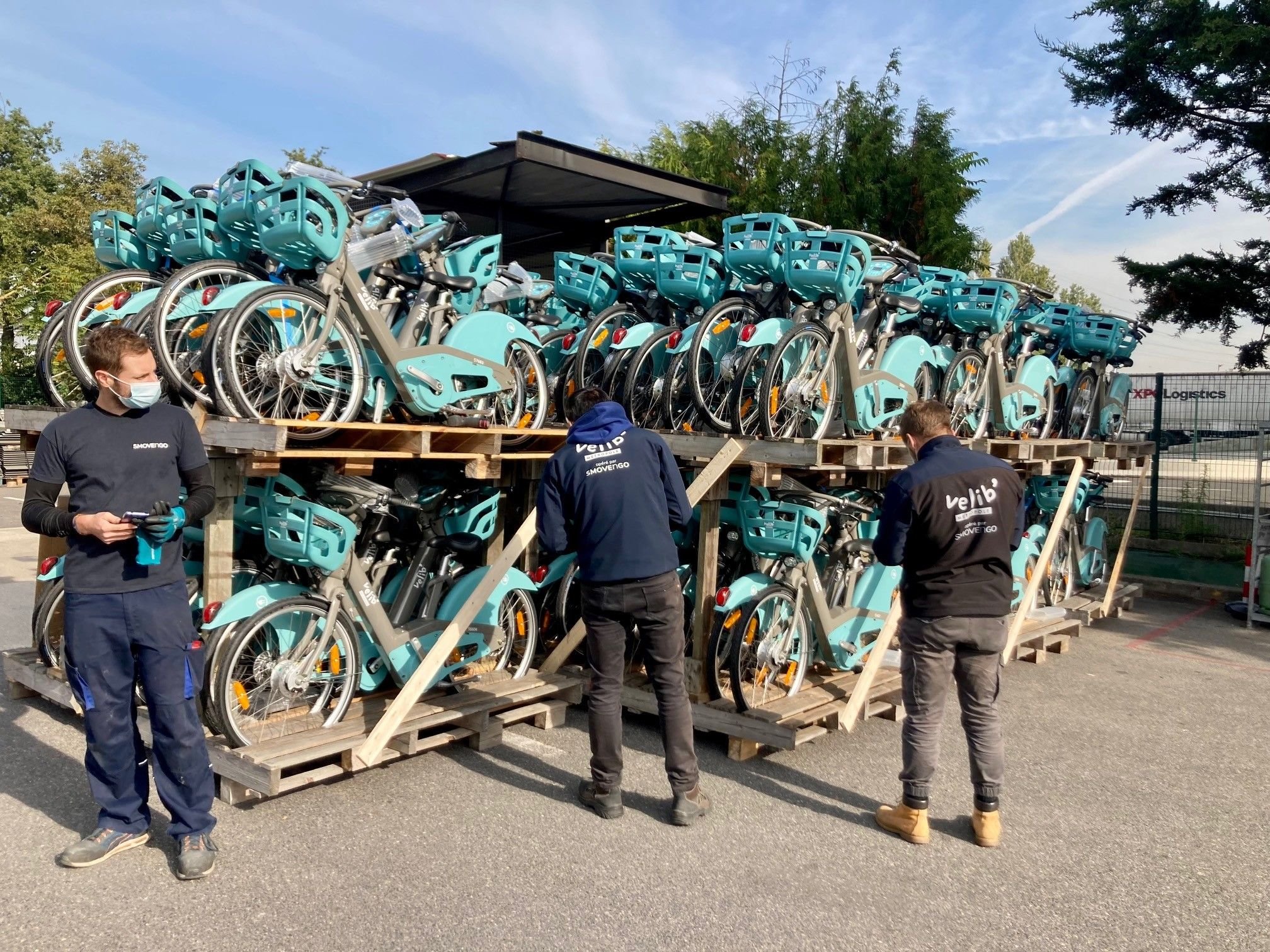 Ateliers de Smovengo à Alfortville (Val de Marne). Les Vélib de couleur bleue, à assistance électrique, sont surutilisés et nécessitent de gros efforts de maintenance. (Illustration) DR