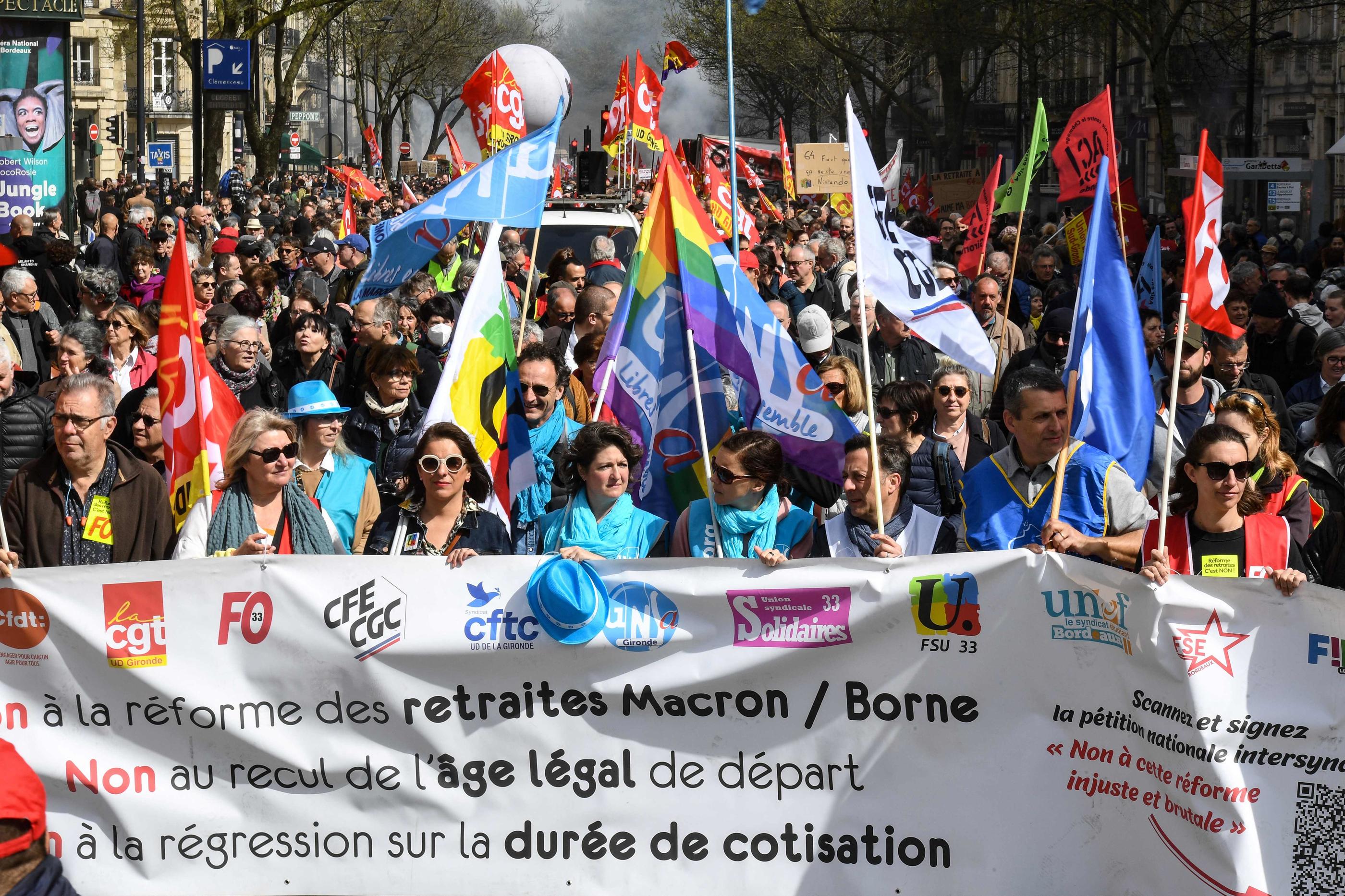 Mardi, pour la 10e journée de mobilisation contre la réforme des retraites, le cortège à Bordeaux (Gironde) a réuni 80 000 personnes, selon les syndicats, plus de 10 000, d’après la préfecture. AFP/Mehdi Fedouach