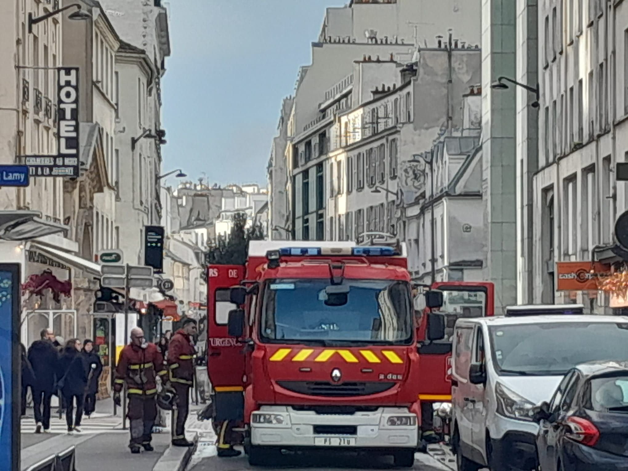 Les pompiers ont lutté deux heures durant contre les flammes au dernier étage d'un immeuble de la rue de la Roquette (XIe). LP/Julien Constant