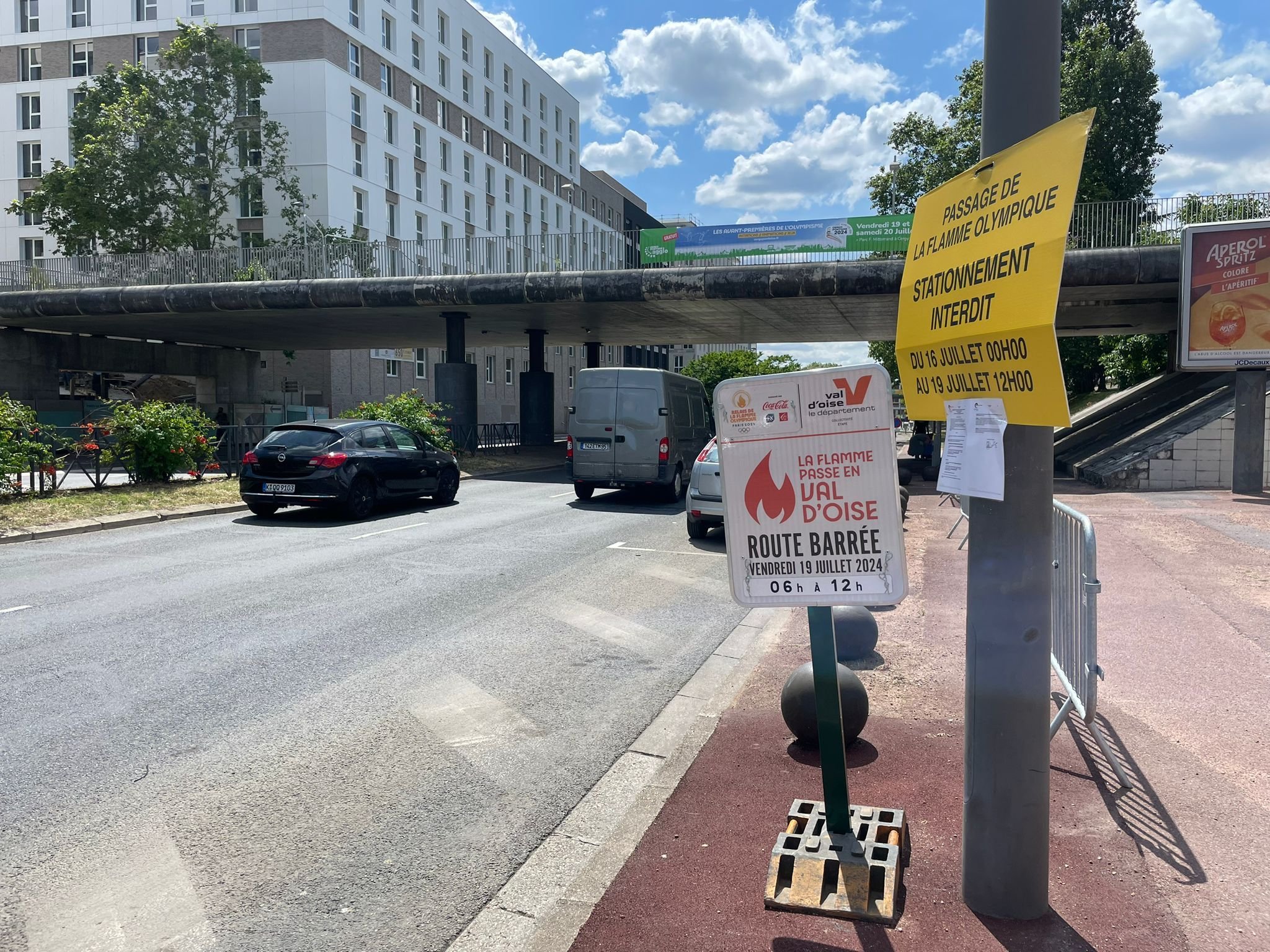 Des panneaux sont disposés sur toutes les routes du Val-d'Oise sur lesquelles passera la flamme olympique le 19 juillet. Comme ici devant l'université de Cergy.