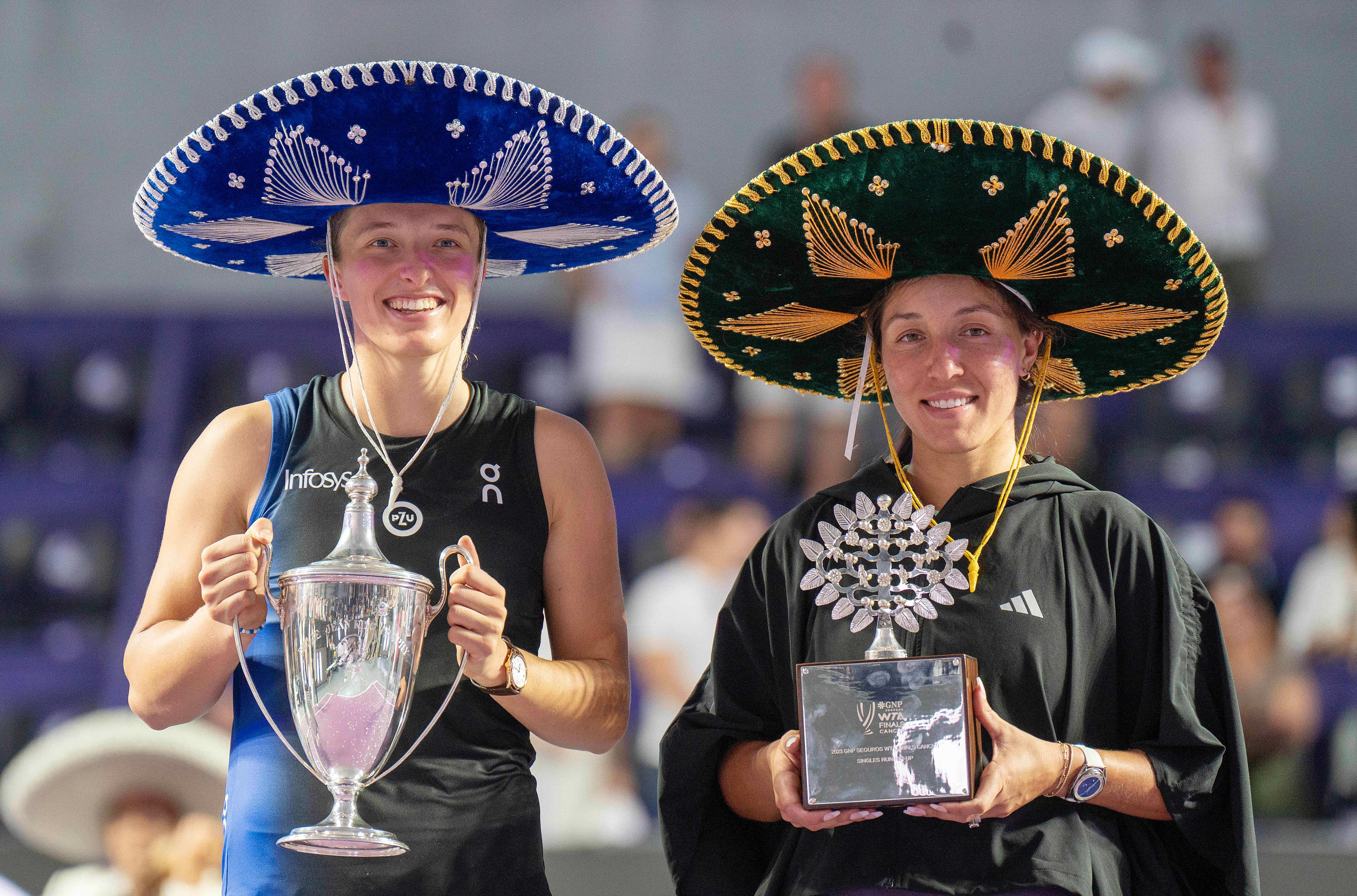 Iga Swiatek (à gauche) n'a laissé qu'un jeu à Jessica Pegula en finale du Masters WTA, lundi à Cancun, au Mexique. Elle succède à Caroline Garcia au palmarès. (Susan Mullane-USA TODAY Sports/Sipa USA - Photo by Icon sport)