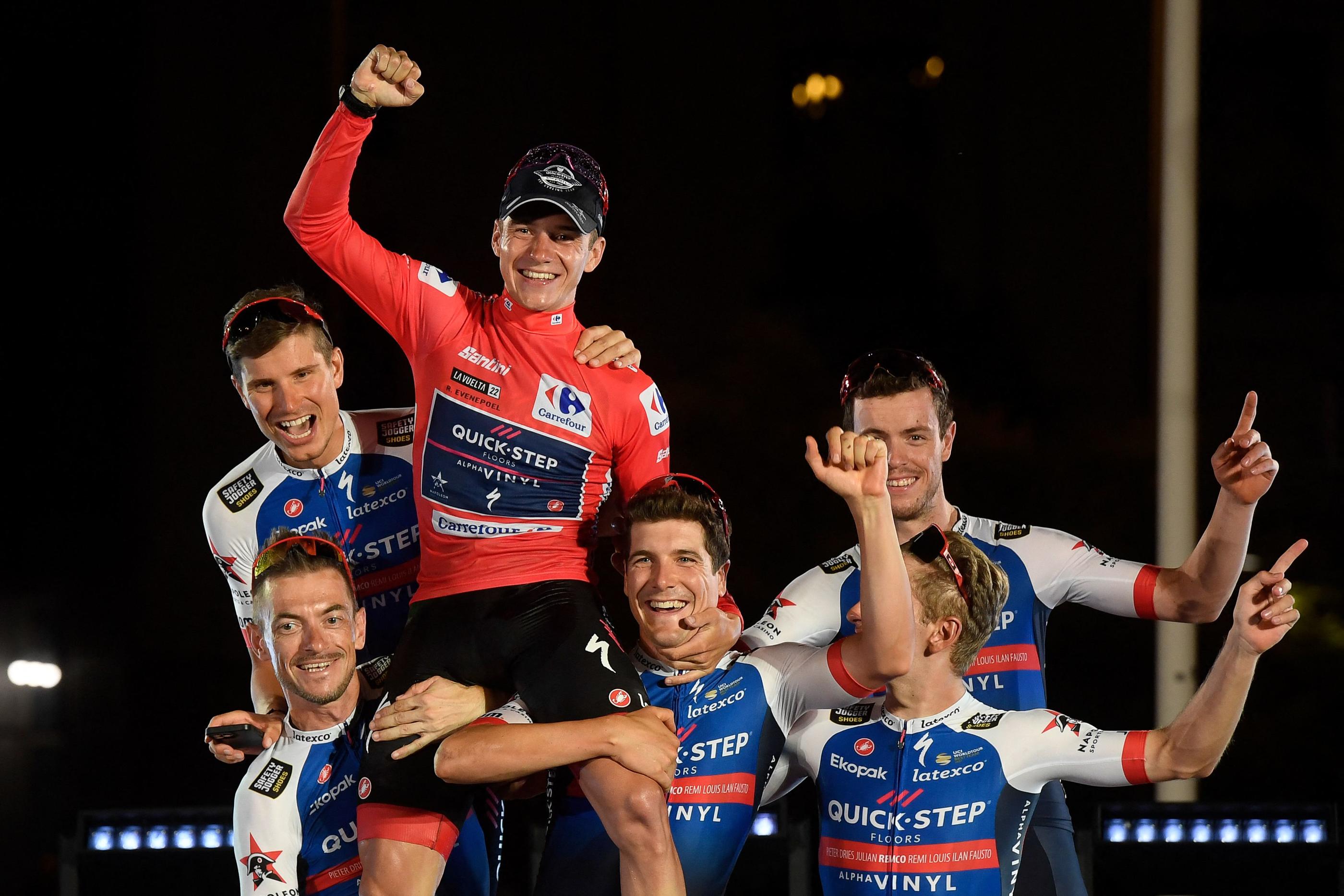 Avec cette première victoire sur un grand tour à 22 ans, le jeune Belge, déjà vainqueur de Liège-Bastogne-Liège ce printemps, écrit déjà sa légende. AFP/Oscar Del Pozo