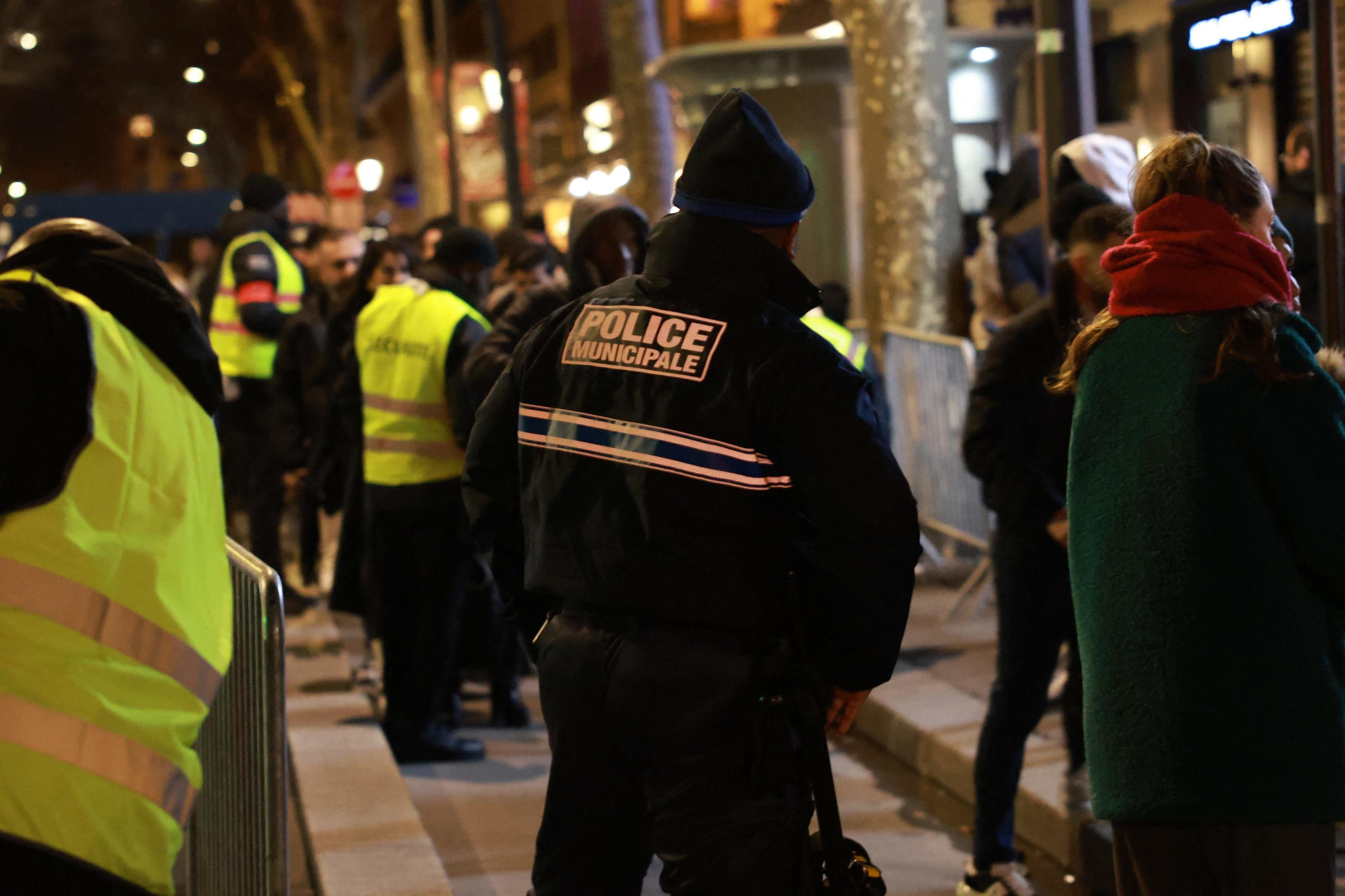 Malgré la présence de policiers, tant de la police municipale que nationale, cinq jeunes filles ont été victimes de piqûres place de Molènes. (Illustration) LP/Olivier Arandel