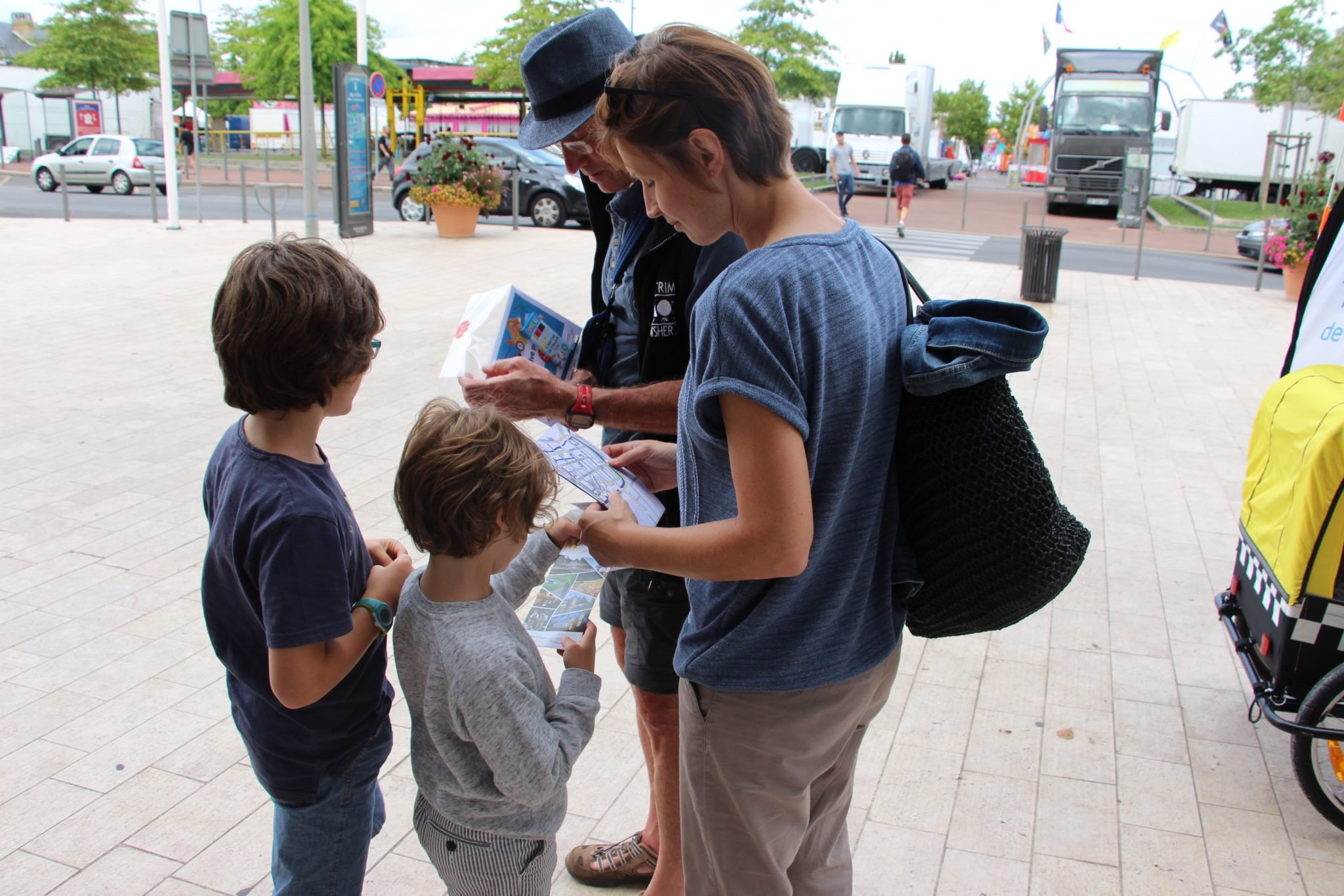 A la recherche d'indices, parents et enfants jouent les détectives dans les rues de Montargis pour retrouver un personnage mystère. ©Office de tourisme de Montargis