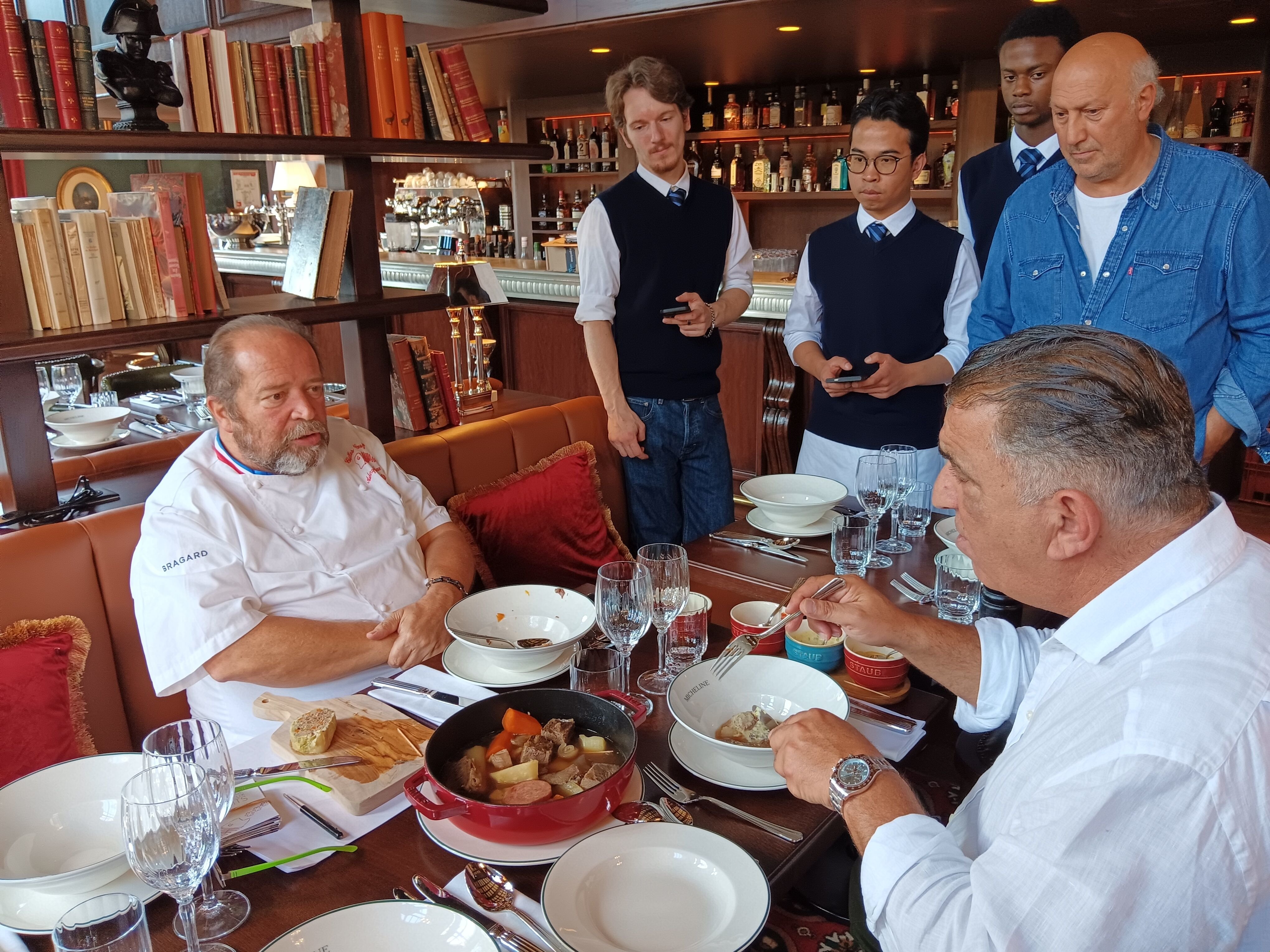 Sèvres, mardi. Le fondateur des Bistrots pas Parisiens, Hakim Gaouaoui (à dr.) a confié l'élaboration de la carte du restaurant Micheline au chef étoilé Gilles Goujon (à g.). LP/Hendrik Delaire