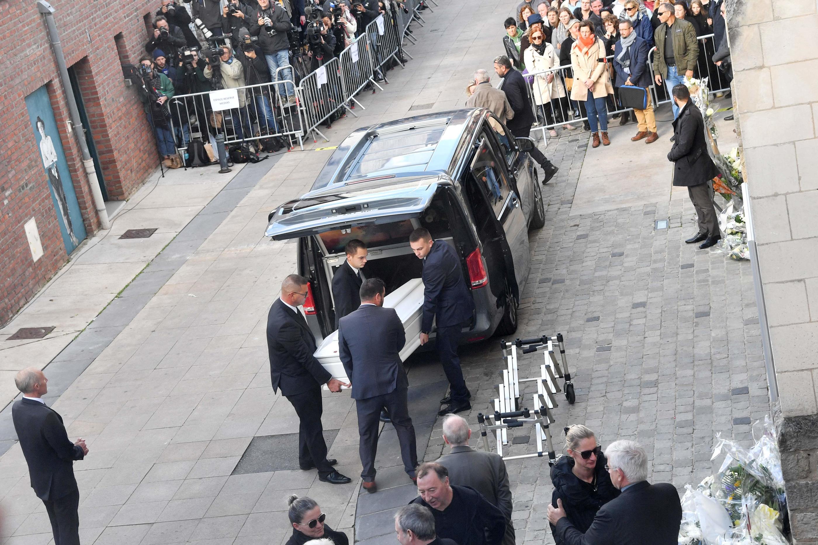 Le cercueil de Lola arrivant à la collégiale de Lillers (Pas-de-Calais) pour les funérailles de la petite fille, ce lundi après-midi. AFP/FRANCOIS LO PRESTI