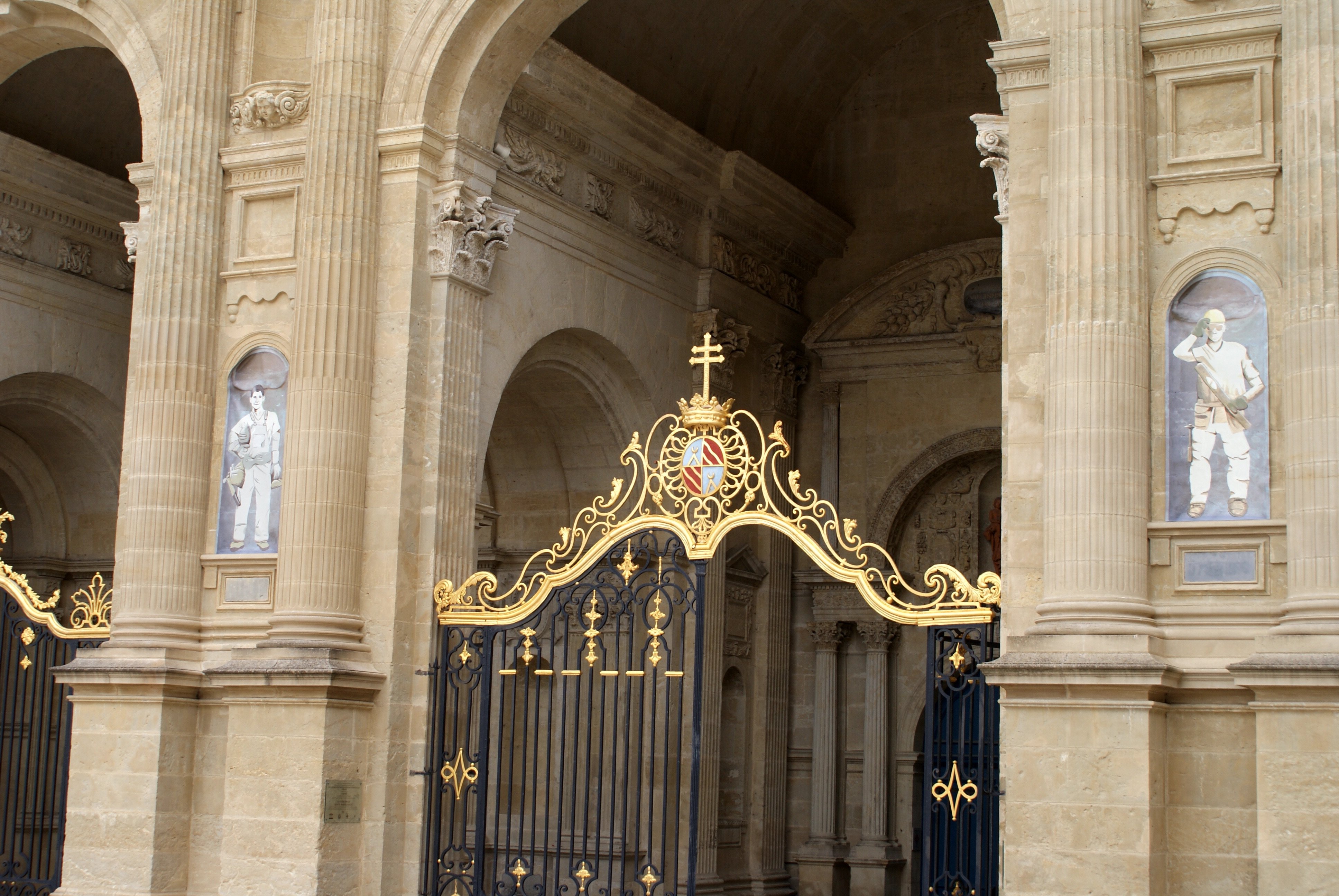 Deux des quatre niches de la cathédrale Sainte-Marie habillées par les peintures en trompe-l'oeil réalisées par dix jeunes Auscitains. LP/Paul Périé