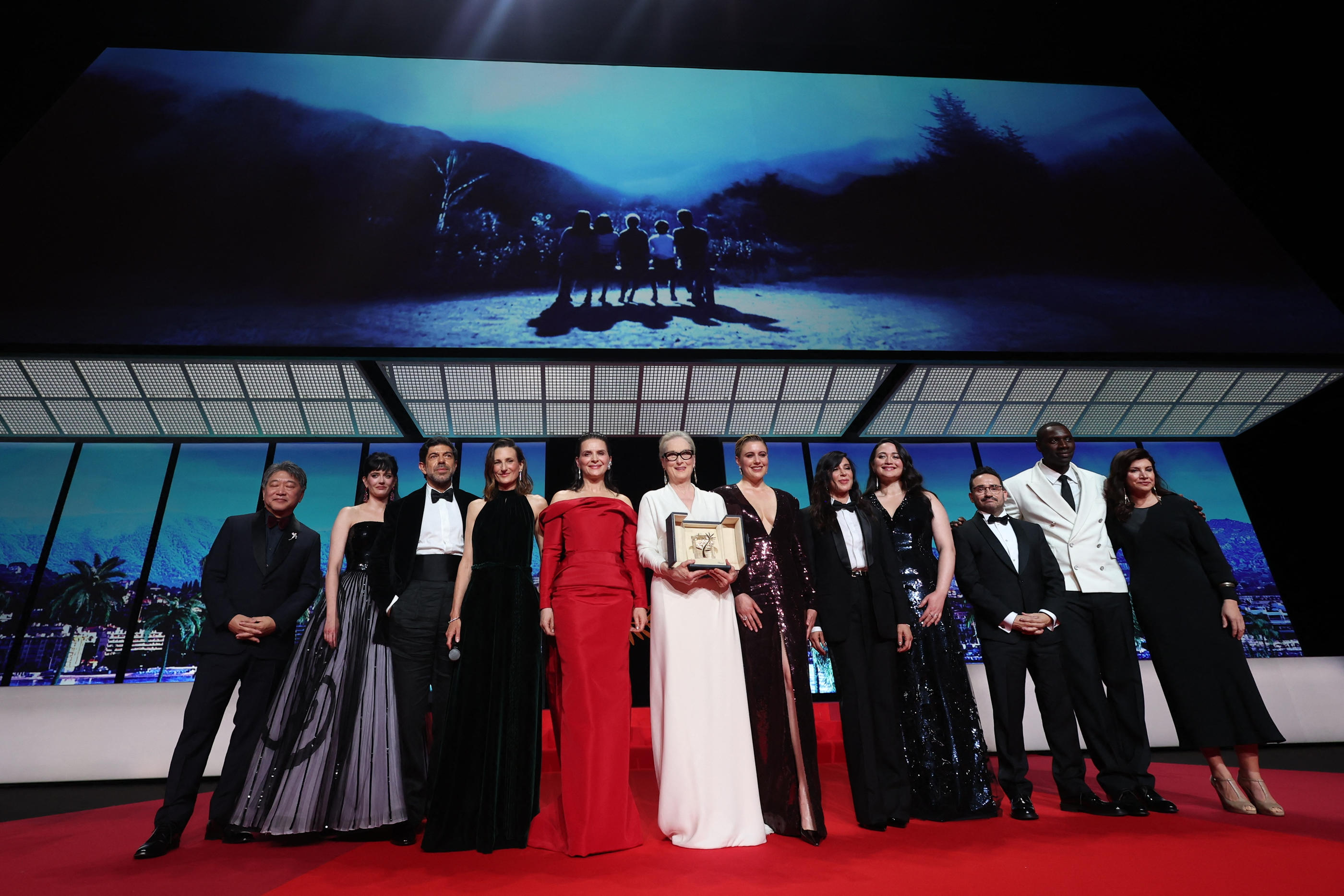 L'actrice américaine Meryl Streep pose avec le jury de cette 77e édition du Festival de Cannes et la maîtresse de cérémonie, Camille Cottin. Reuters/Yara Nardi