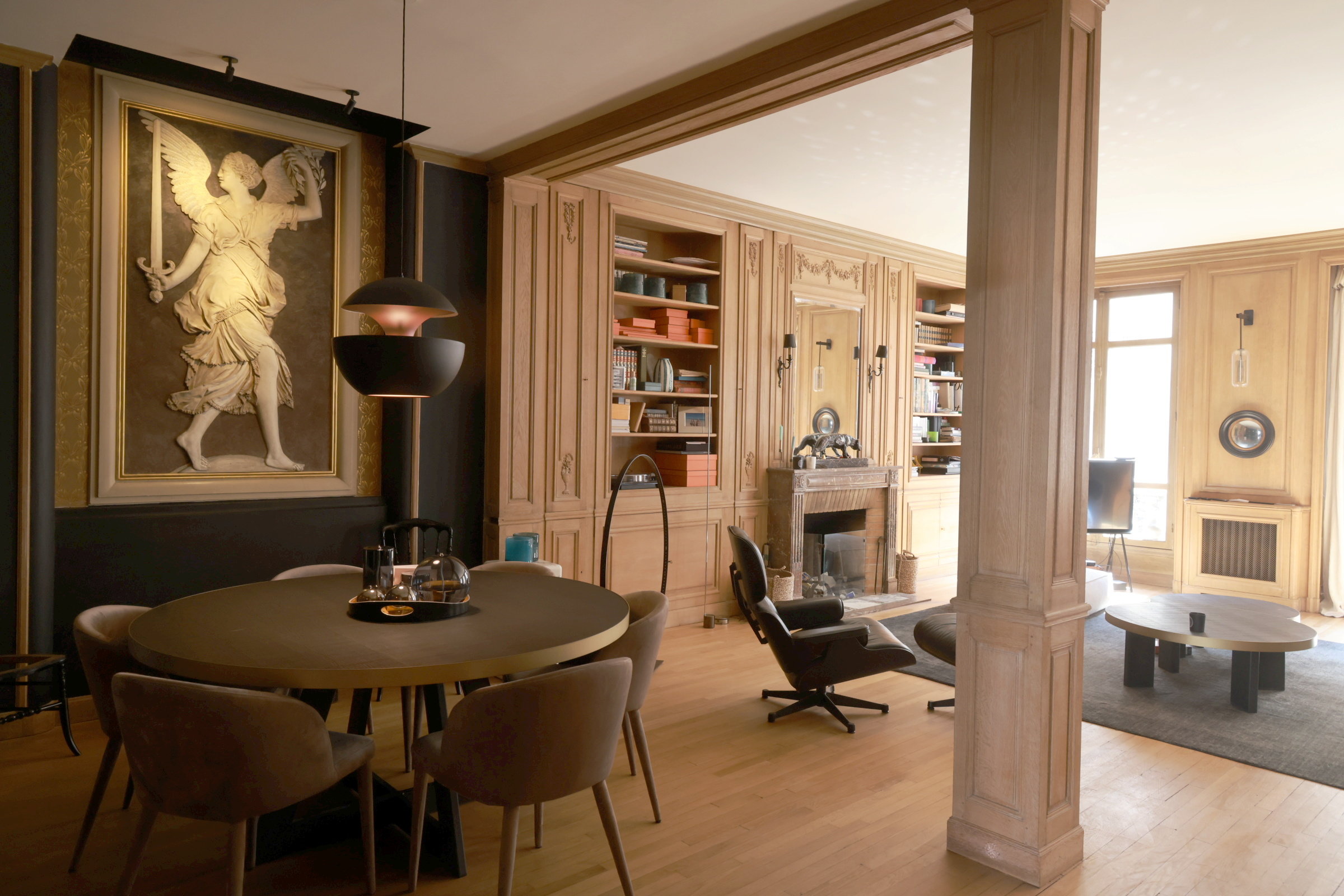 Paris (XVIe), le 26 mai. Cet appartement de cinq pièces situé rue Bazin est en vente. La déesse, visible à gauche sur la photo, a été découverte lors de travaux de rénovation en 2019. LP/Philippe Lavieille