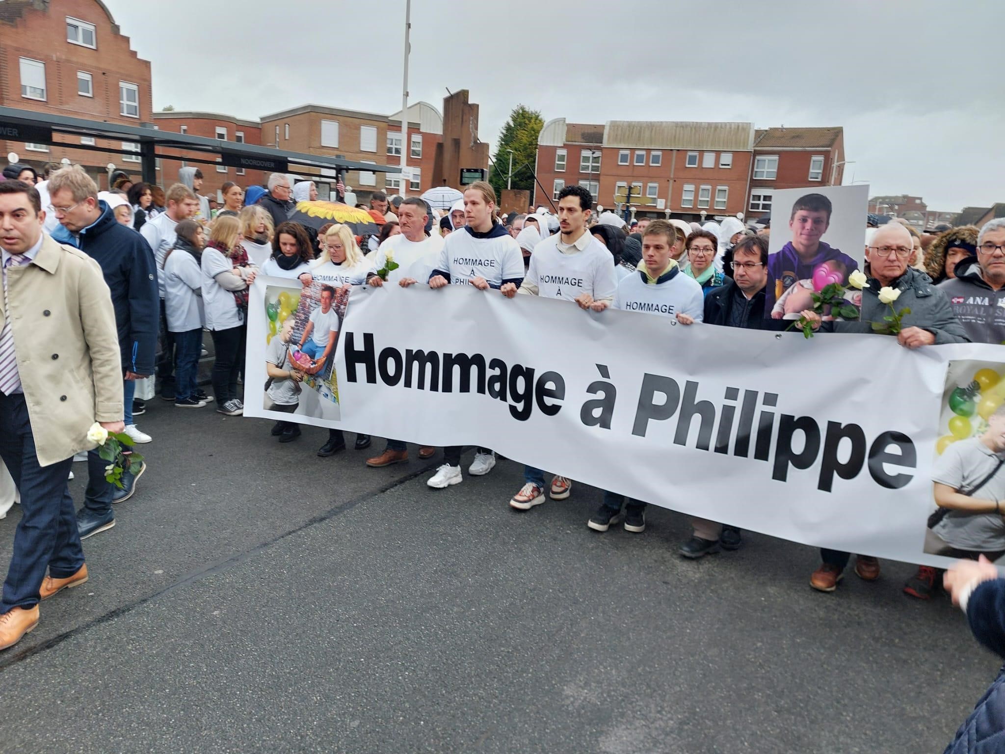 Une marche blanche a été organisée ce vendredi à Grande-Synthe (Nord), en hommage à Philippe Coopman, cet enfant du coin de 22 ans, tabassé à mort dans la nuit de lundi à mardi. LP/Timothée Boutry
