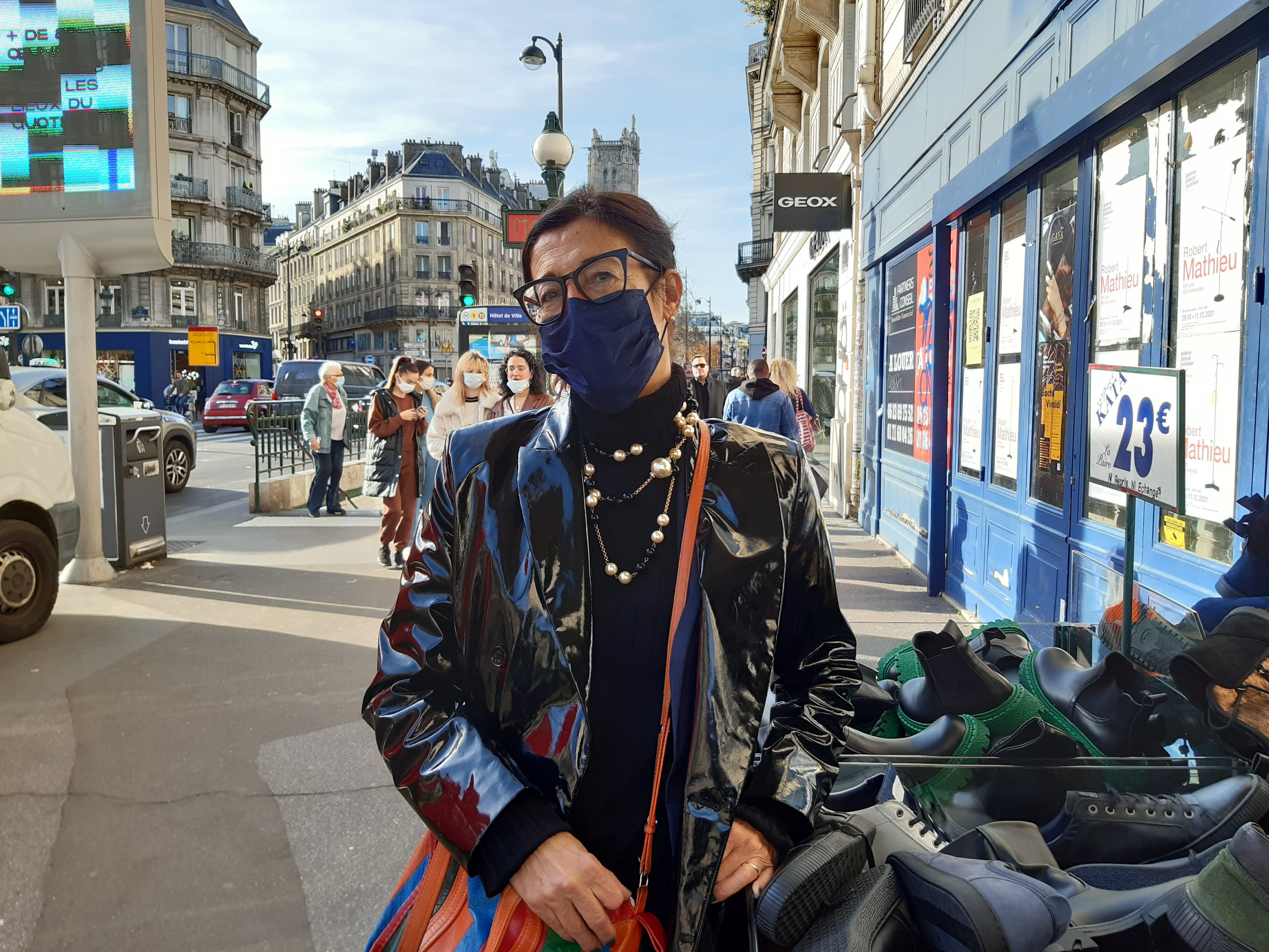 Yolande, ancienne habitante du Marais, reproche à la maire de Paris d'avoir chassé les voitures trop brutalement, dissuadant ainsi les familles franciliennes de venir faire du shopping dans la capitale. LP/Christine Henry