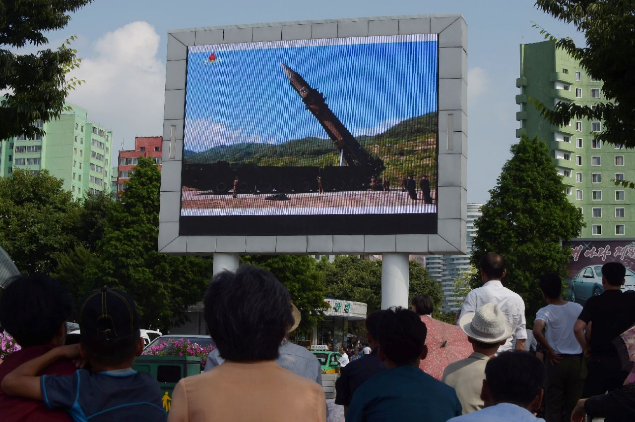 Des habitants de Pyongyang regardent sur un écran géant les informations sur le lancement réussi d'un missile balistique Hwasong-14, le 4 juillet 2017 en Corée du Nord. AFP/Kim Won-Jin