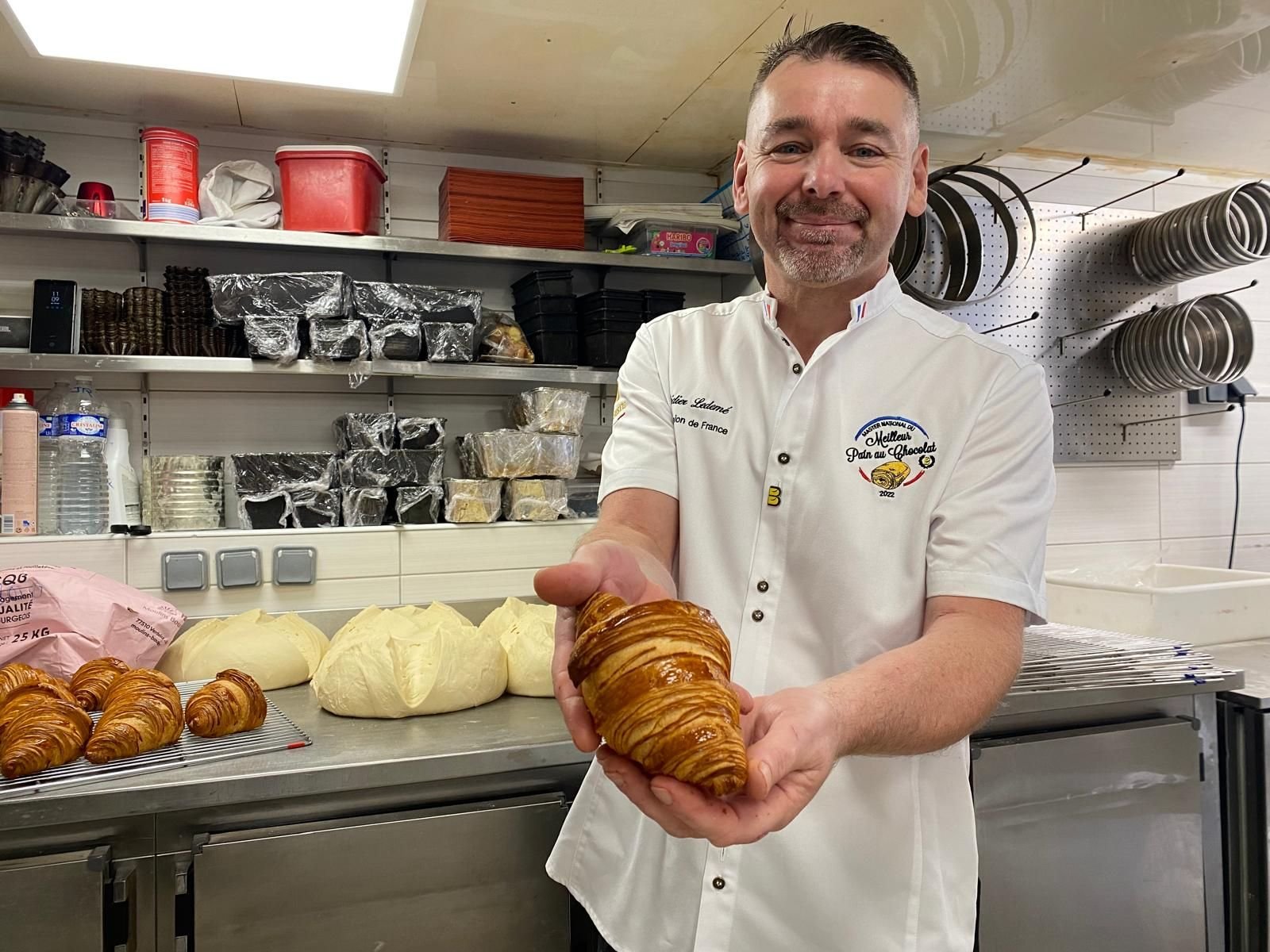 Poissy, jeudi. Didier Ledemé visera en octobre le titre national lors des Championnats de France du meilleur croissant au beurre. LP/Laura Lego