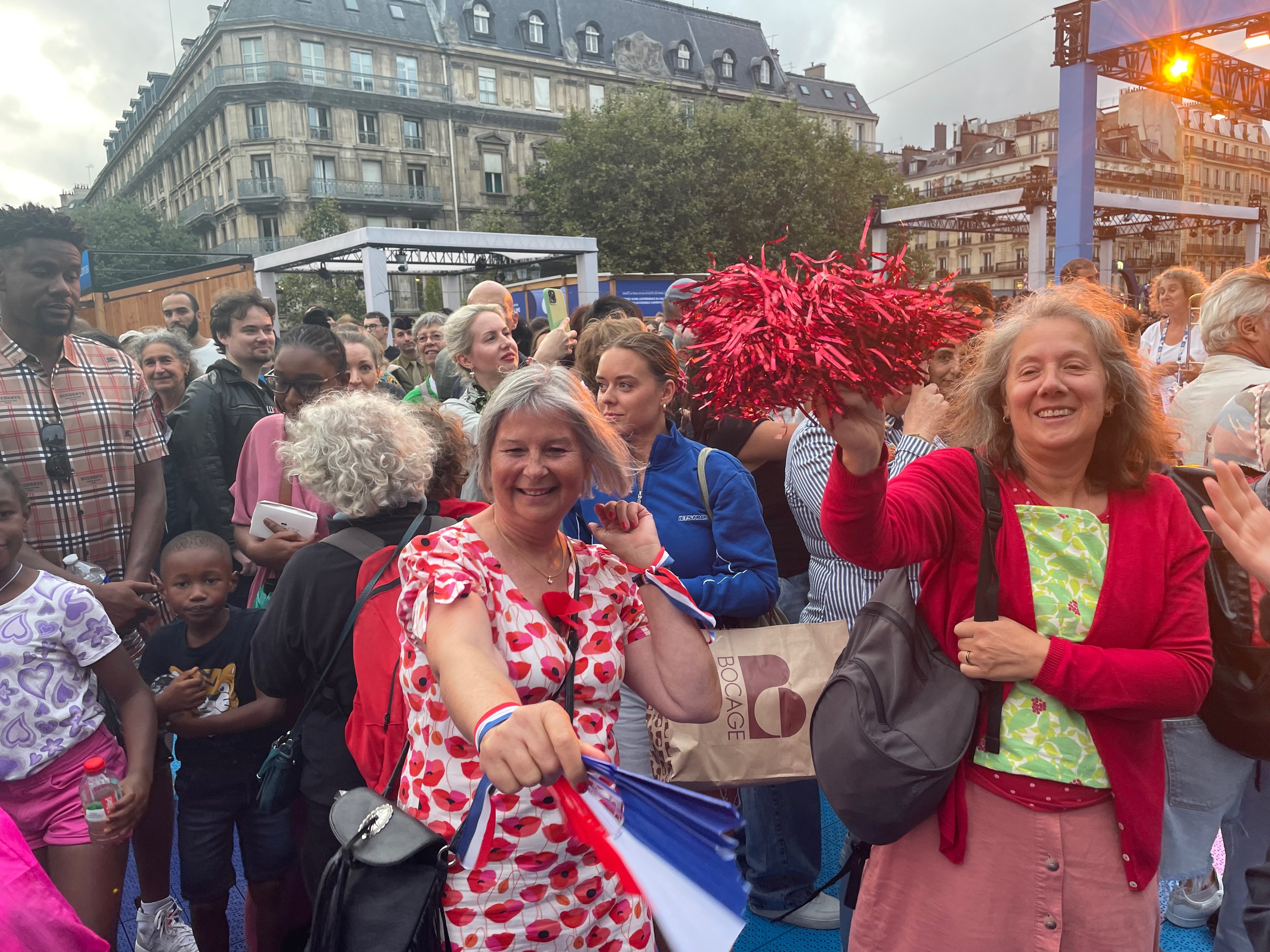 Paris (IVe), samedi 24 août 2024. Le temps maussade du début de soirée n'a pas découragé les Parisiens qui sont venus en nombre participer au grand bal populaire, dans une ambiance bon enfant. LP/C.H.