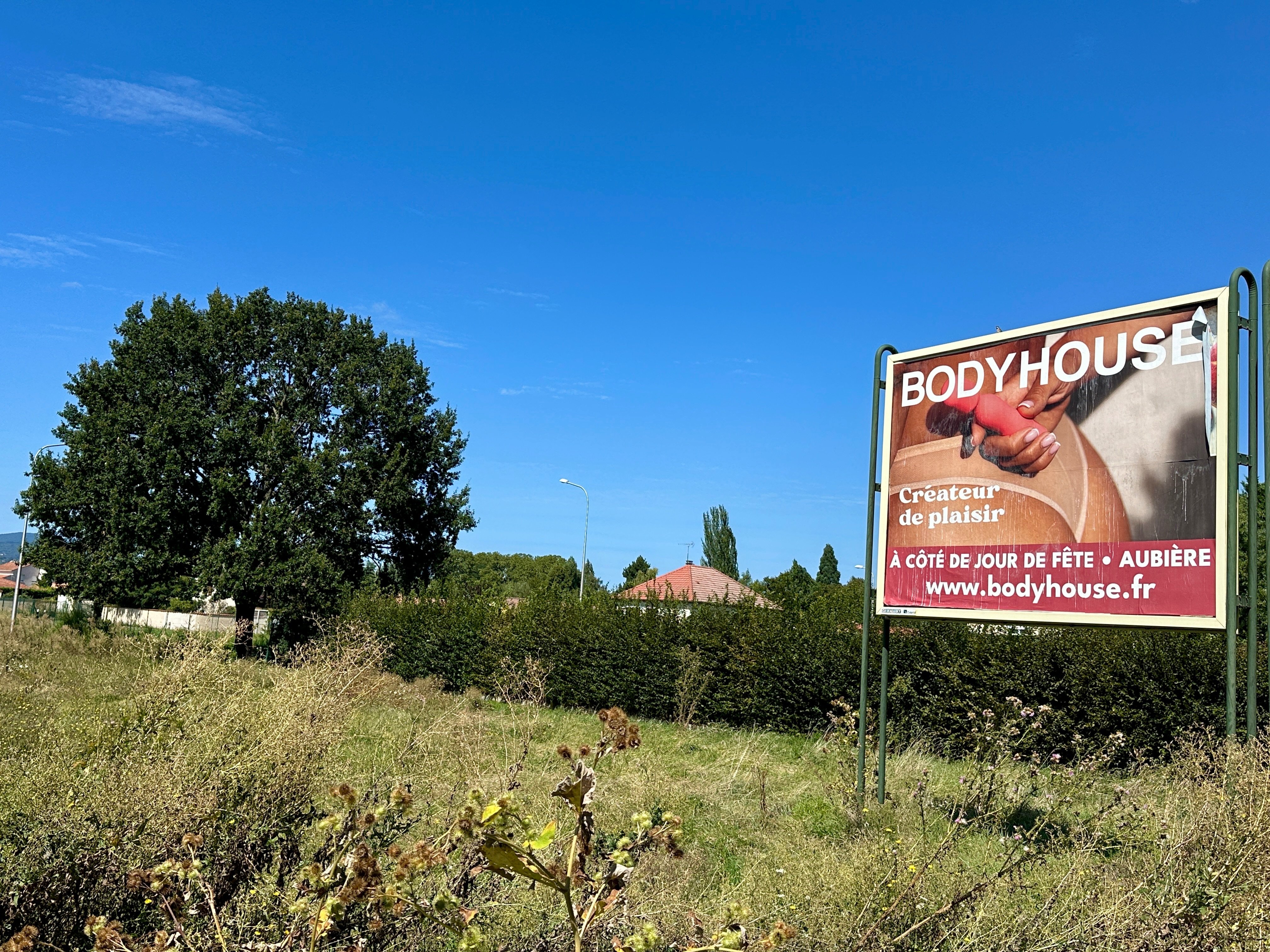 Difficile de manquer les publications de Body House en bord de route comme ici à Gerzat. LP/Alix Vermande