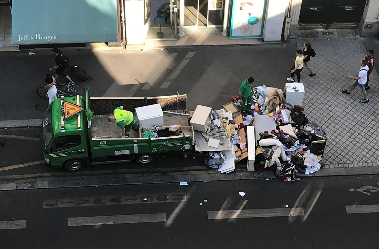 <b></b> Rue de Rennes (VIe). Les employés de la Ville ramassent des encombrants et dépôts sauvages sur le trottoir.