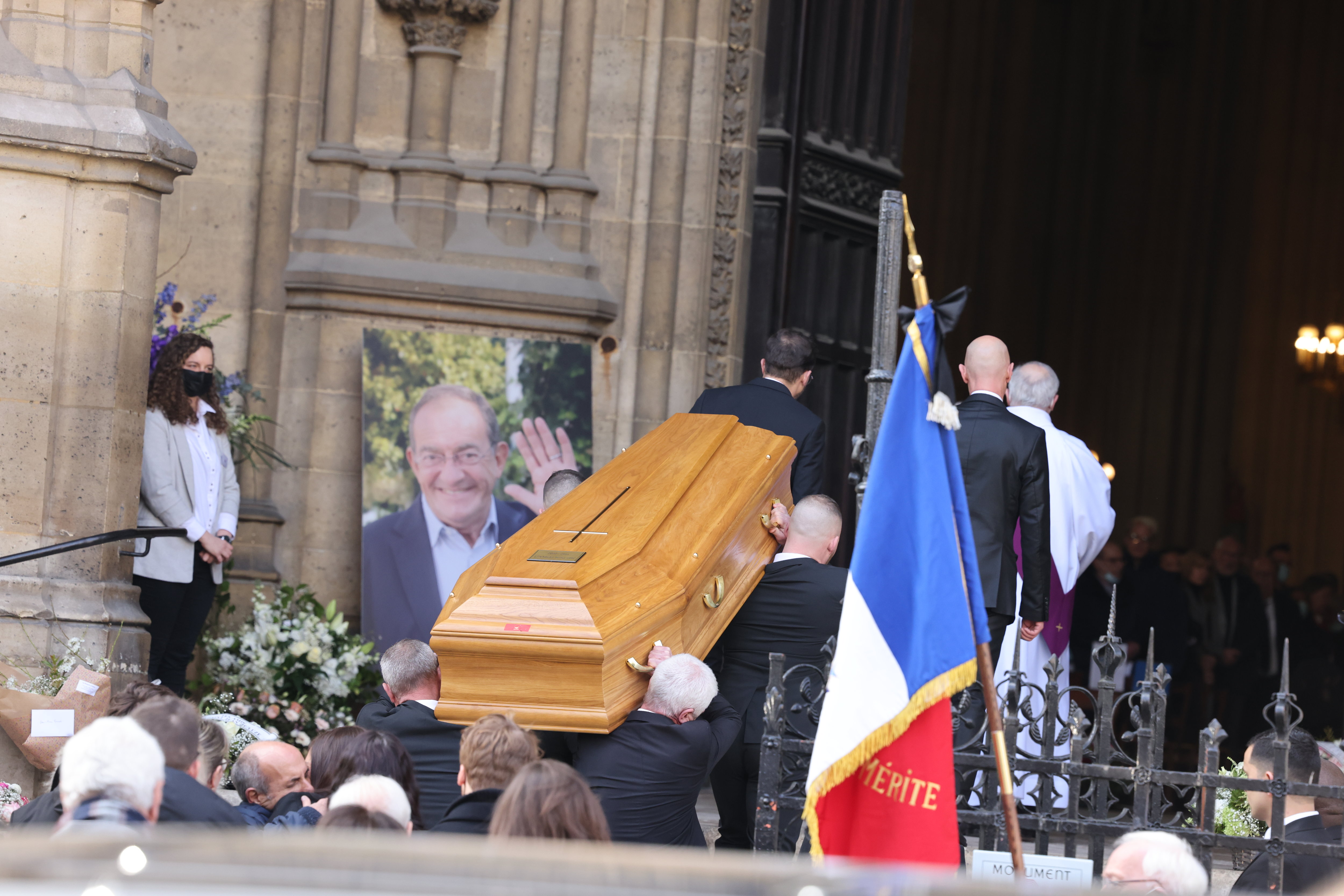 Le cercueil de Jean-Pierre Pernaut pénètre dans la basilique Sainte-Clotilde, à Paris (VIIe). LP/Philippe Lavieille