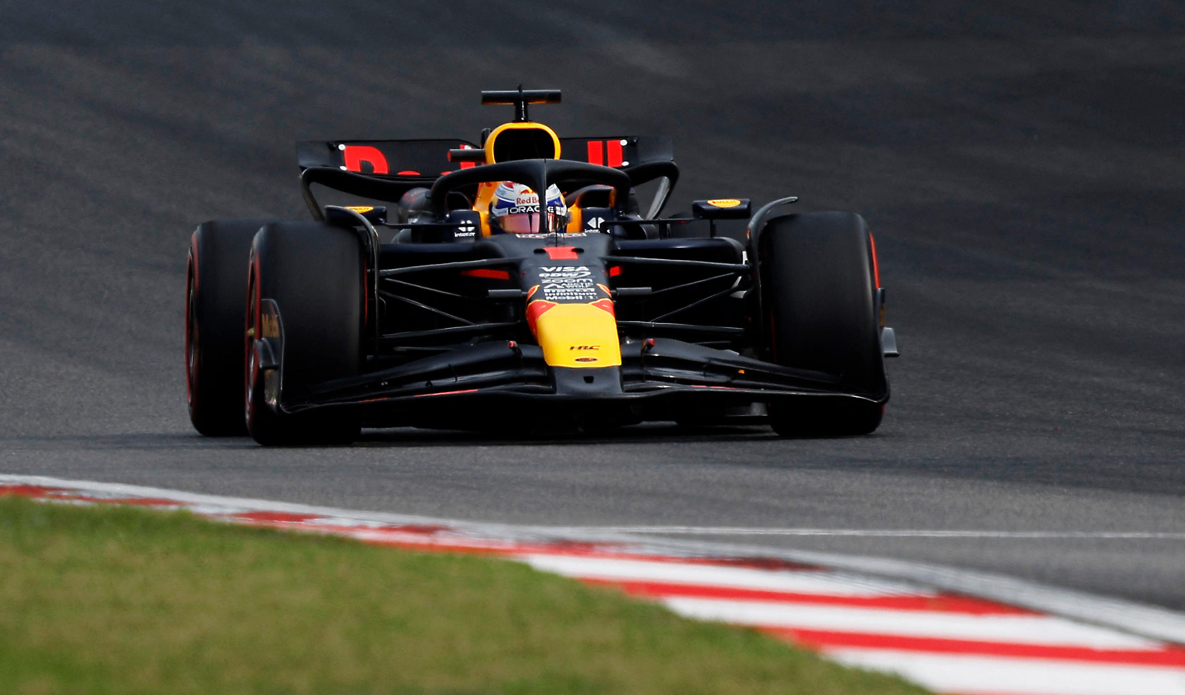 Après avoir remporté la course-sprint du Grand Prix de Chine, Max Verstappen s'élancera en pole position à Shanghai ce dimanche. Reuters
