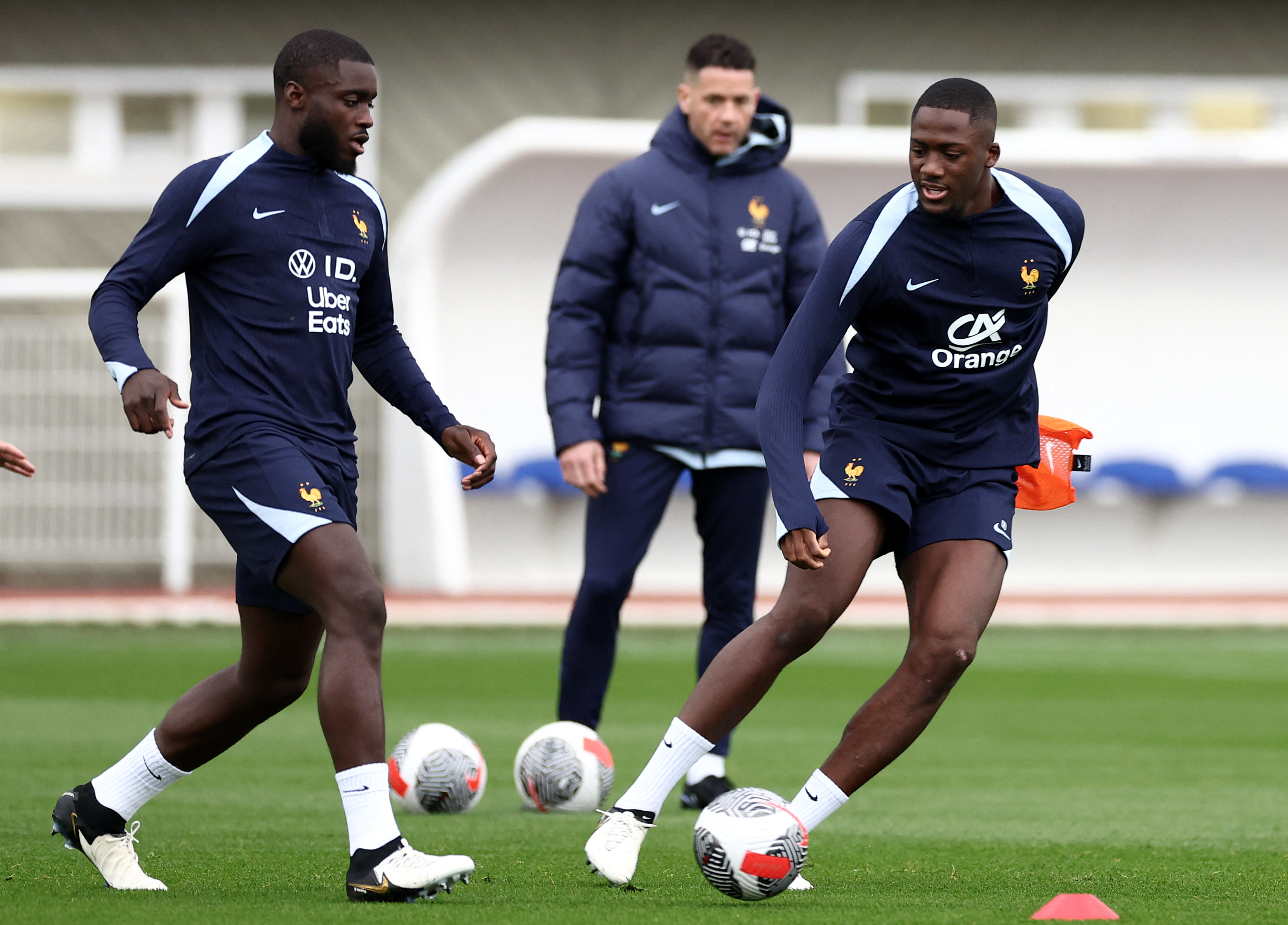 Dayot Upamecano et Ibrahima Konaté prétendent tous les deux à une place de titulaire en défense centrale chez les Bleus. AFP/Franck Fife