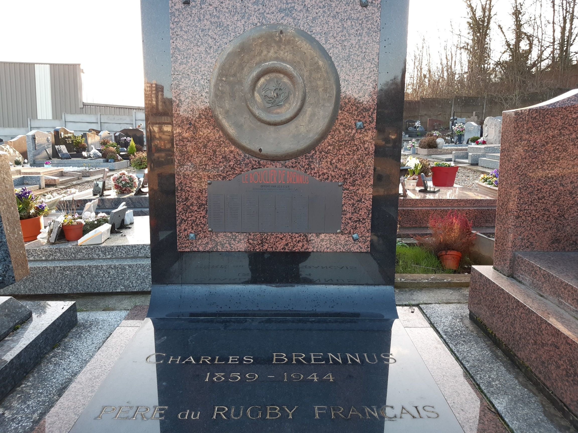 Charles Brennus, créateur du bouclier levé chaque année par le vainqueur du Championnat de France de rugby, est enterré à Franconville, dans le Val-d'Oise. LP/Christophe Lefèvre