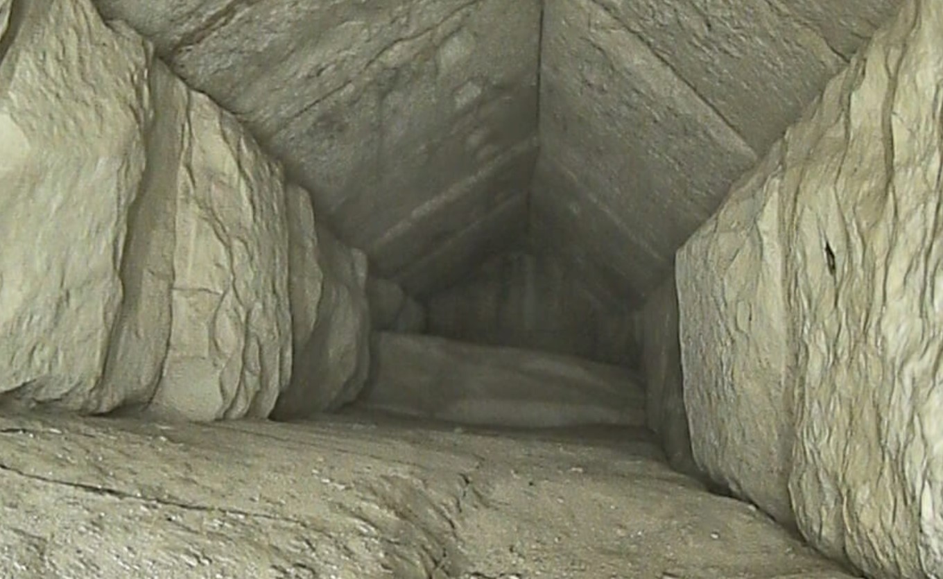 Un tunnel a été récemment découvert dans la Pyramide de Khéops grâce aux téléscopes à muons. ScanPyramids collaboration
