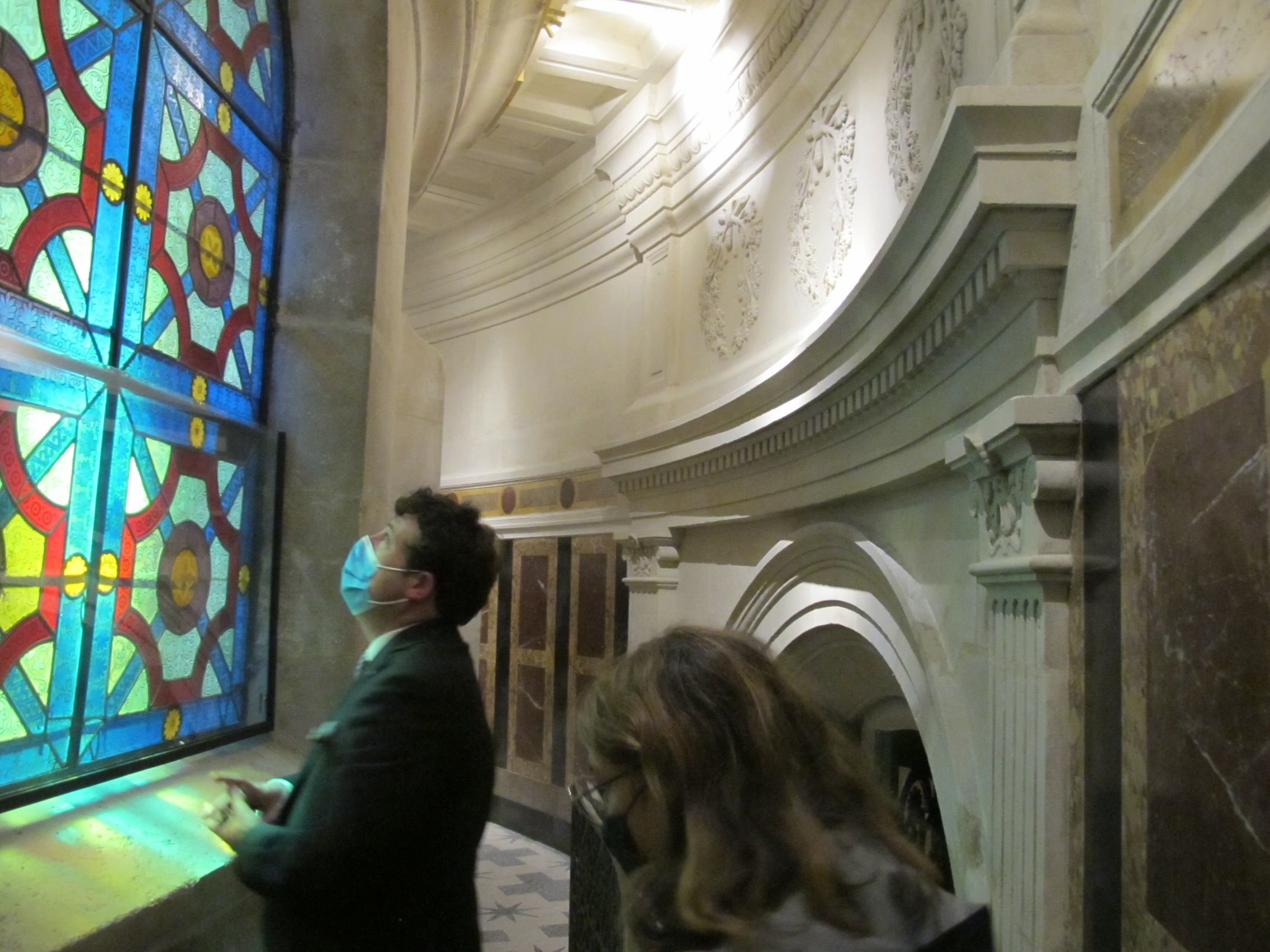 La galerie circulaire qui court sous le piédestal de la colonne de Juillet, place de la Bastille (IVe), est ornée de vitraux éclairés par la lumière de la courette intérieure et de marbres polychromes. LP/Philippe Baverel