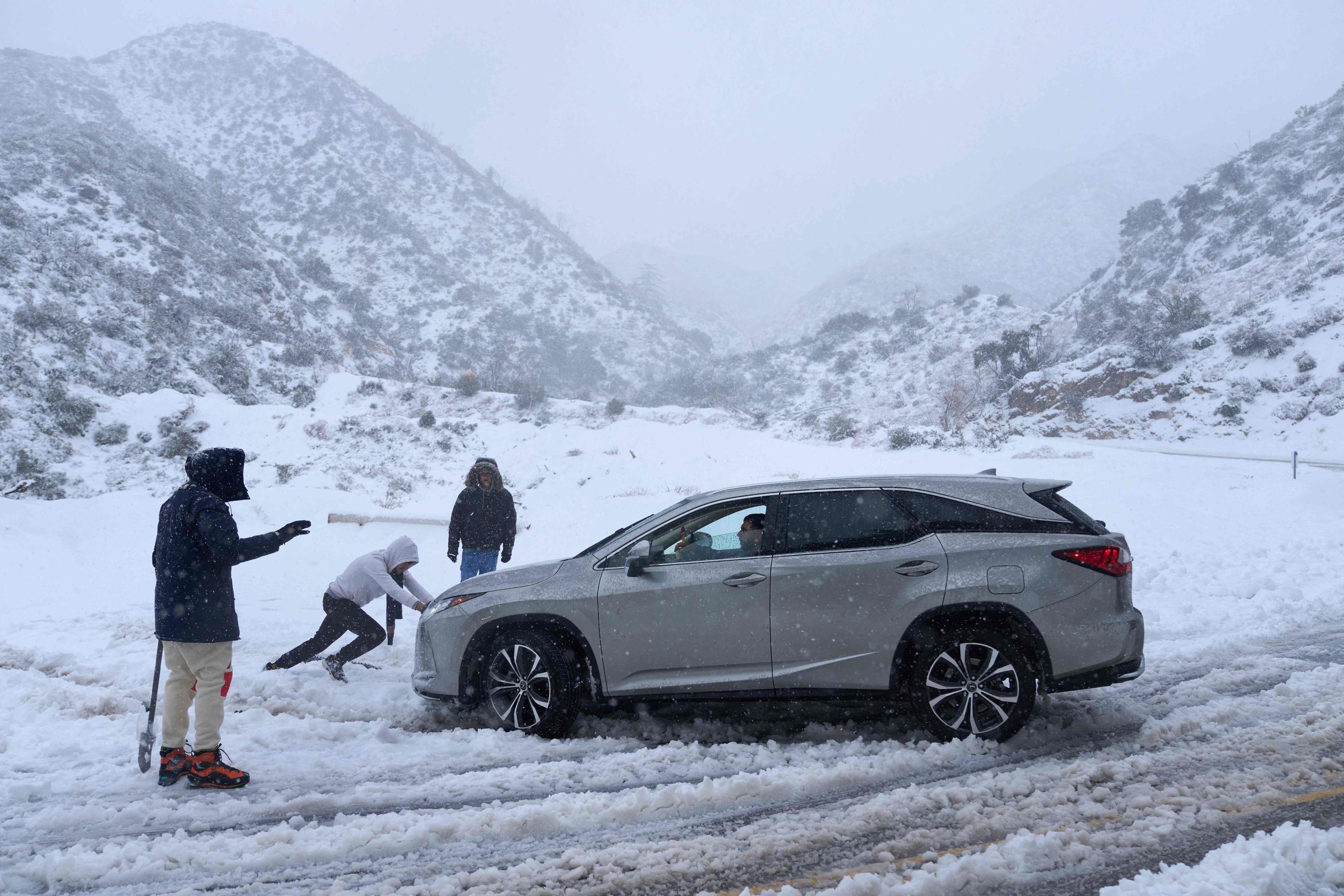 Une voiture prise dans la neige en Californie, vendredi 24 février. AFP/Allison Dinner