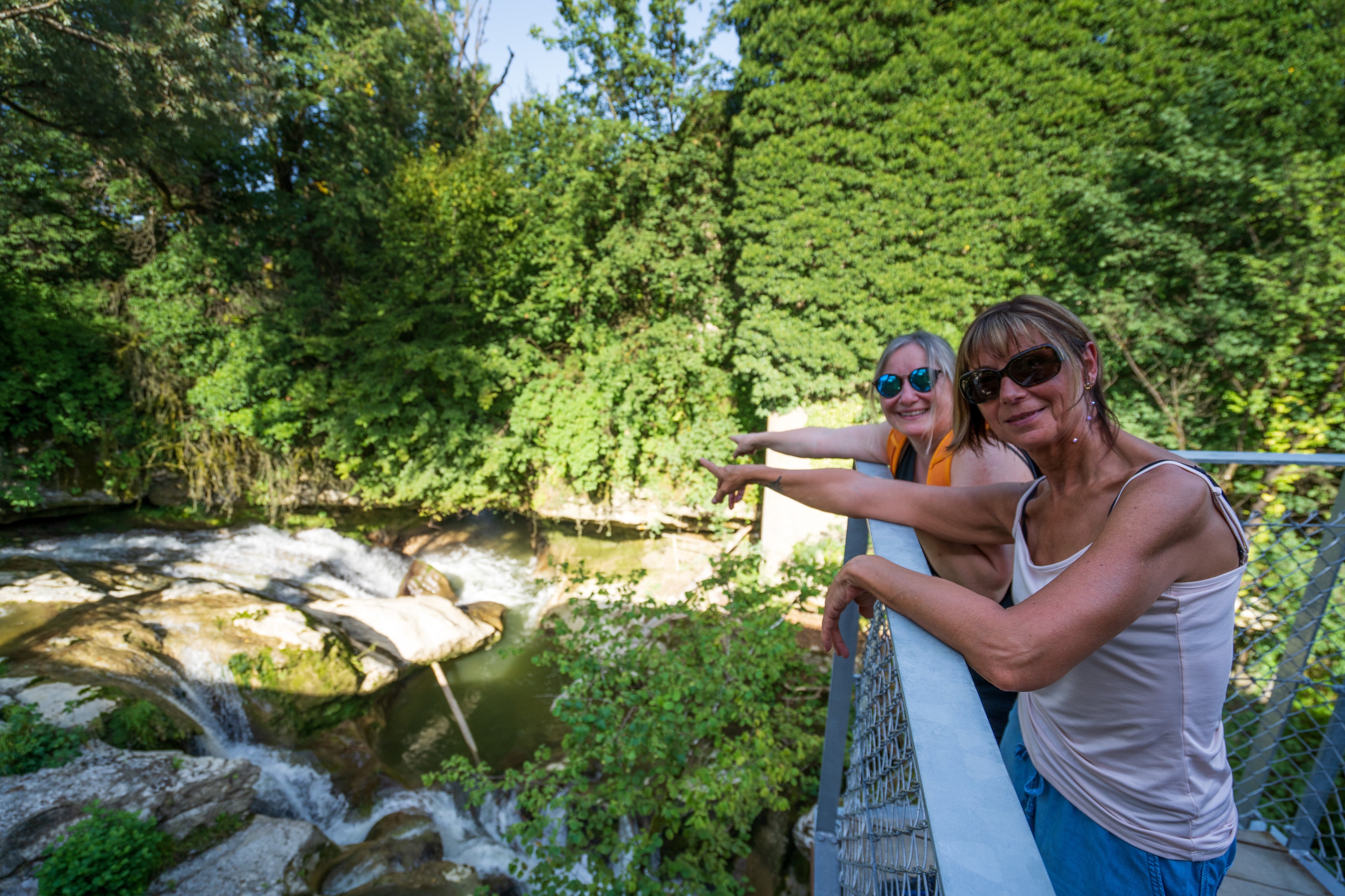 «C’est un vrai plaisir de pouvoir marcher sans être terrassé par la chaleur, entouré de végétation et d’eau», Lucienne et Chantal, venue d'Aix-les-Bains, ont profité de la réouverture des gorges du Sierroz en Savoie. LP/Thomas Pueyo