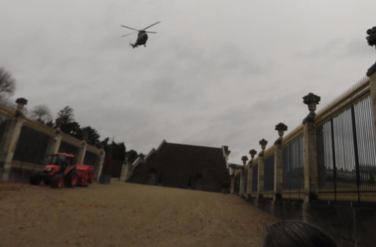 <b></b> Versailles, lundi 27 novembre. Saisi au vol, le passage dans le ciel d’un hélicoptère militaire, du côté de l’Orangerie, indique bien qu’une opération est en cours dans le parc du château.