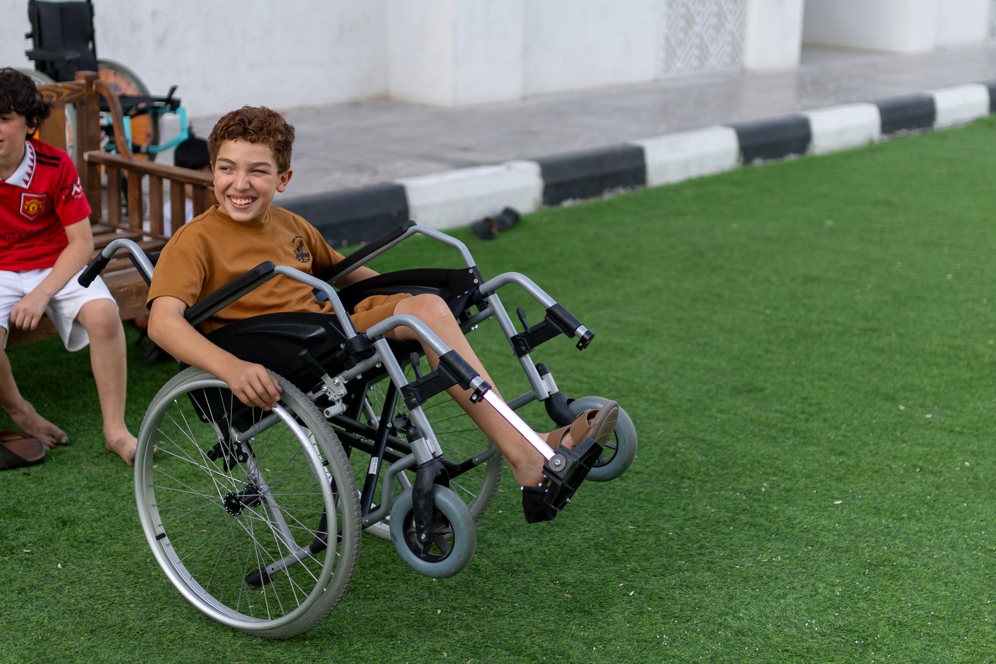 (Doha (Qatar), En fauteuil roulant, Yusef, 12 ans, a été amputé de la jambe gauche. Le pavillon dans lequel sa famille s'abritait a été détruit par quatre missiles. LP/Mahmod Al Edwan