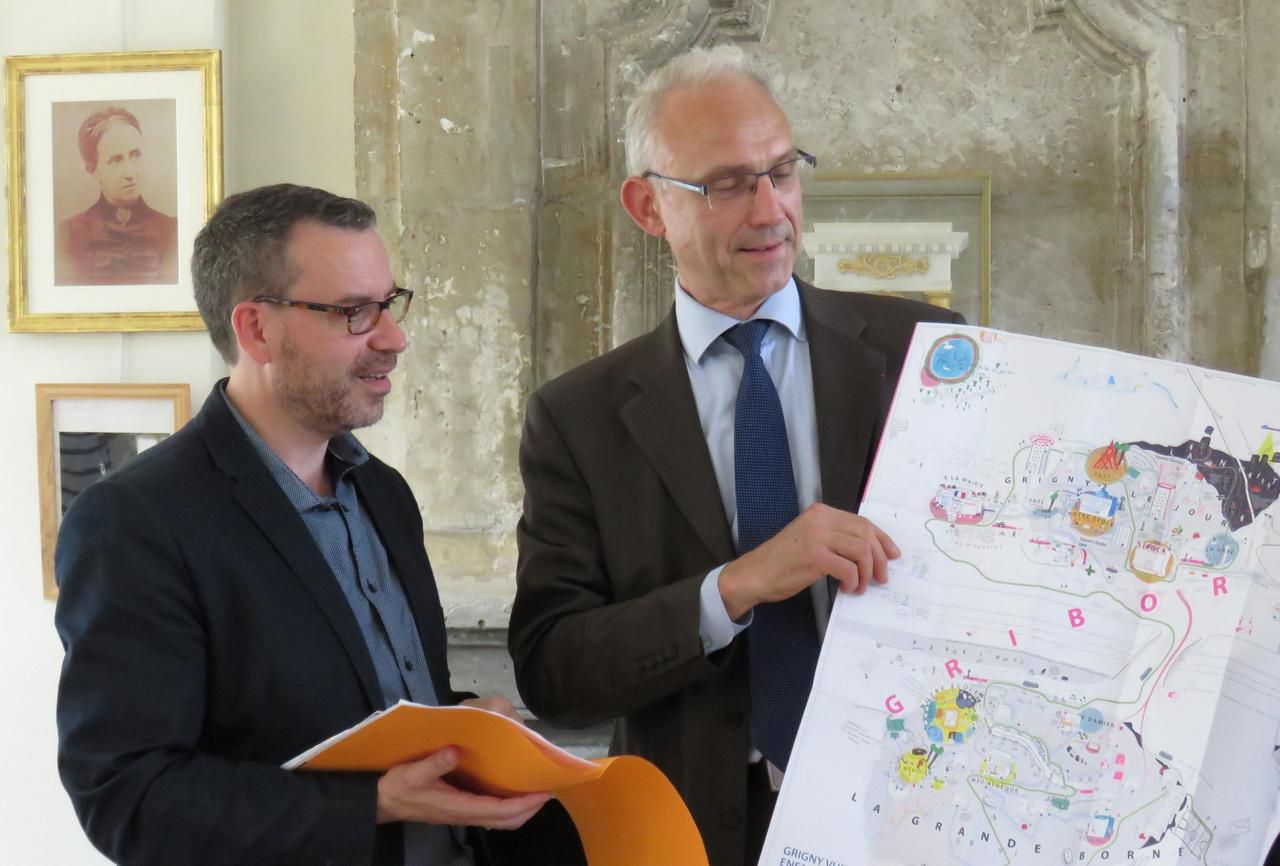 <b></b> Grigny, ce vendredi. Le préfet de l’Essonne, Jean-Benoît Albertini (à droite), a été accueilli par le maire, Philippe Rio (PCF).