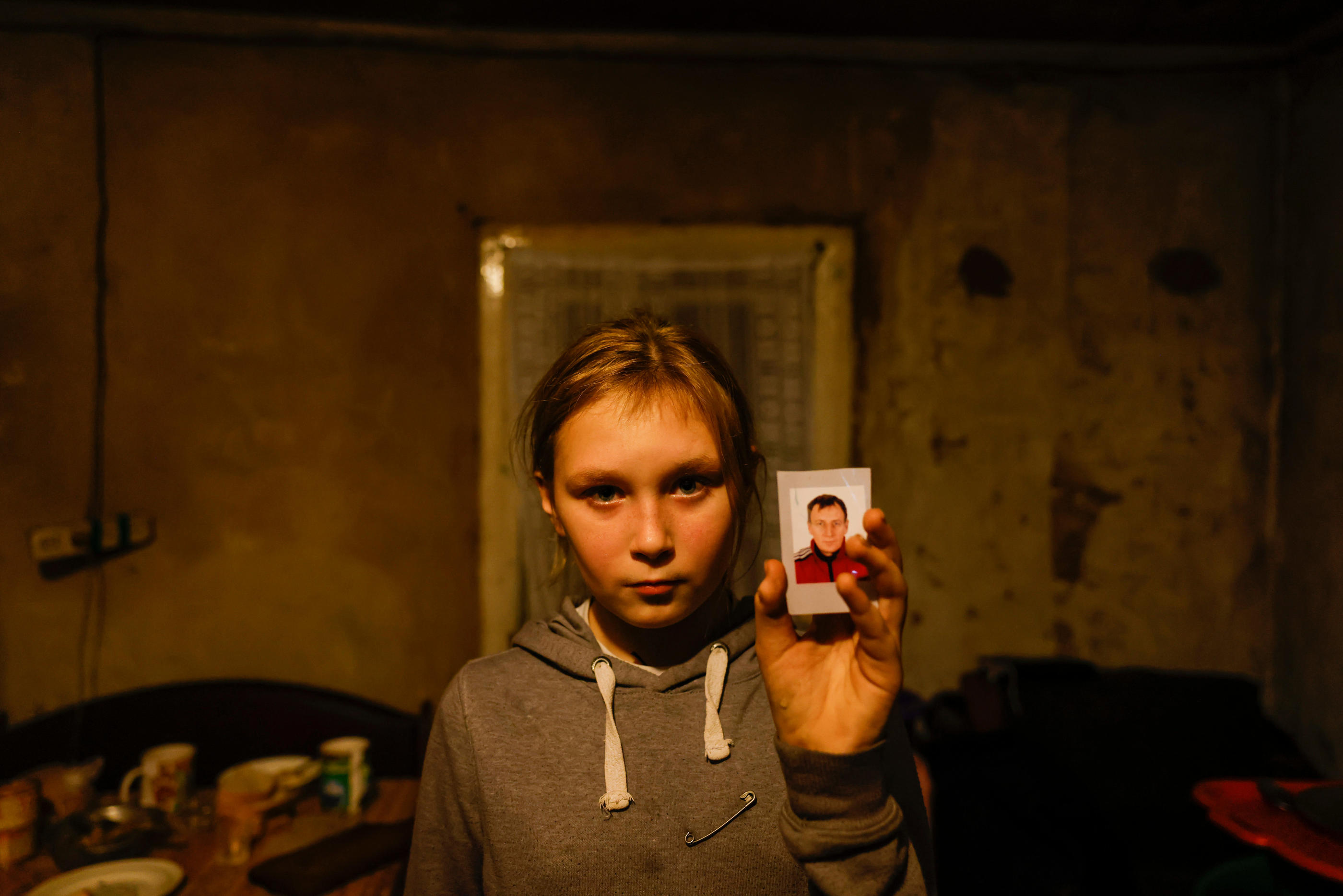 Dibrova (Ukraine), le 19 novembre. Valeria, 12 ans, montre la photo de son père Arsen, exécuté au dernier jour de l’occupation russe de son village dans la périphérie d’Izioum, dans le nord-est de l’Ukraine. LP/Olivier Corsan