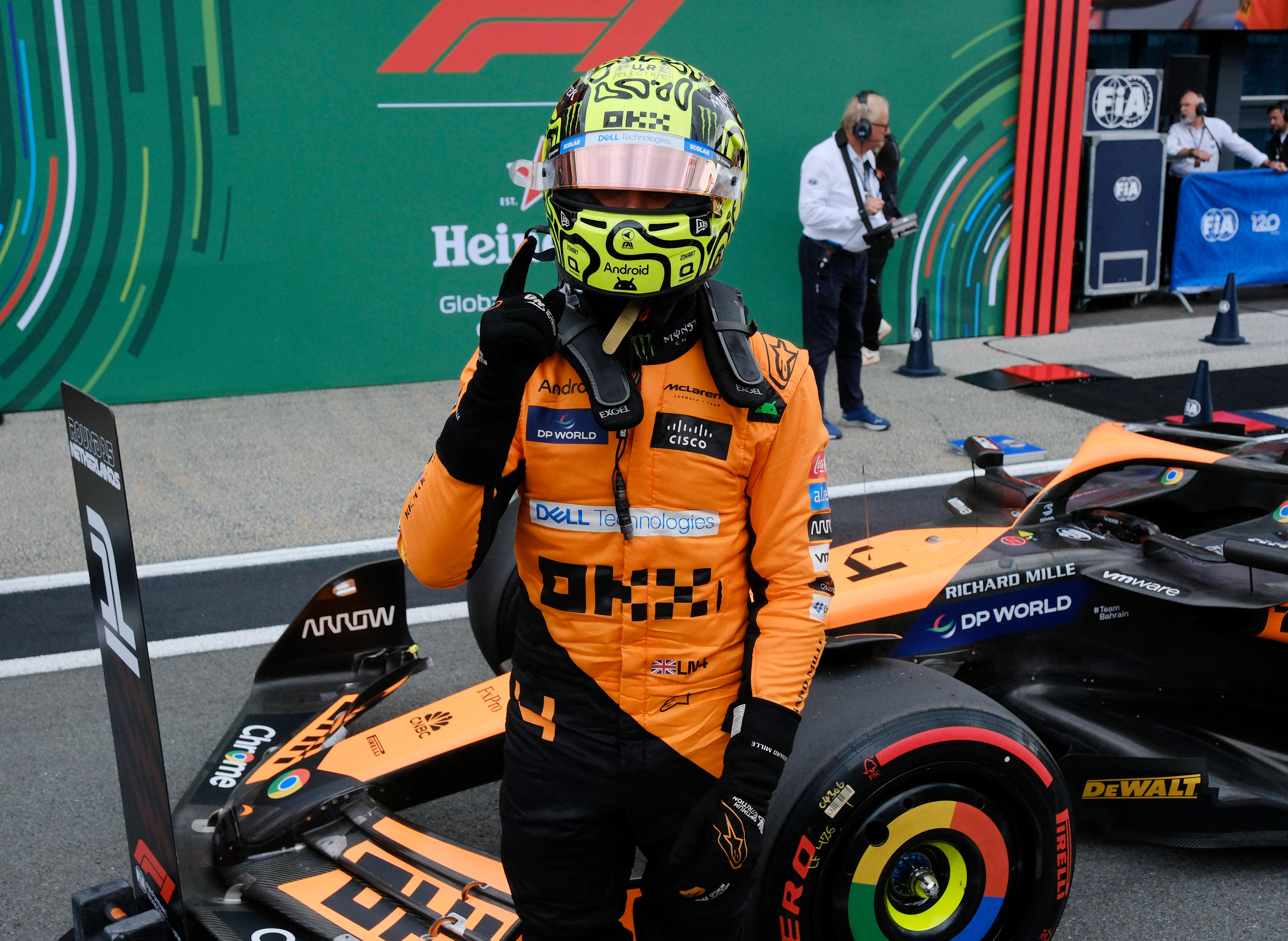 Lando Norris célèbre sa pole position. Reuters/Patrick Post