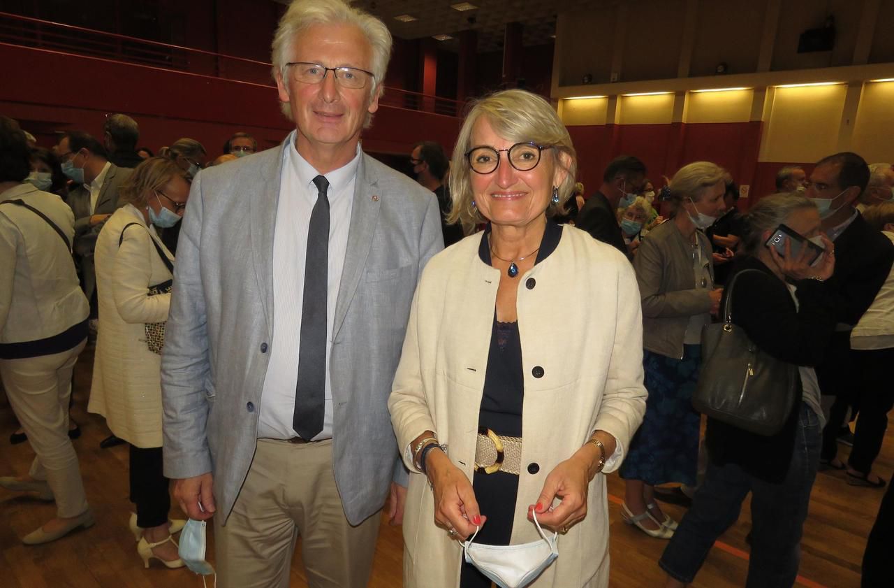 <b></b> Rambouillet, dimanche 28 juin 2020. Véronique Matillon a rendu un vibrant hommage à Marc Robert (à gauche), le maire sortant.