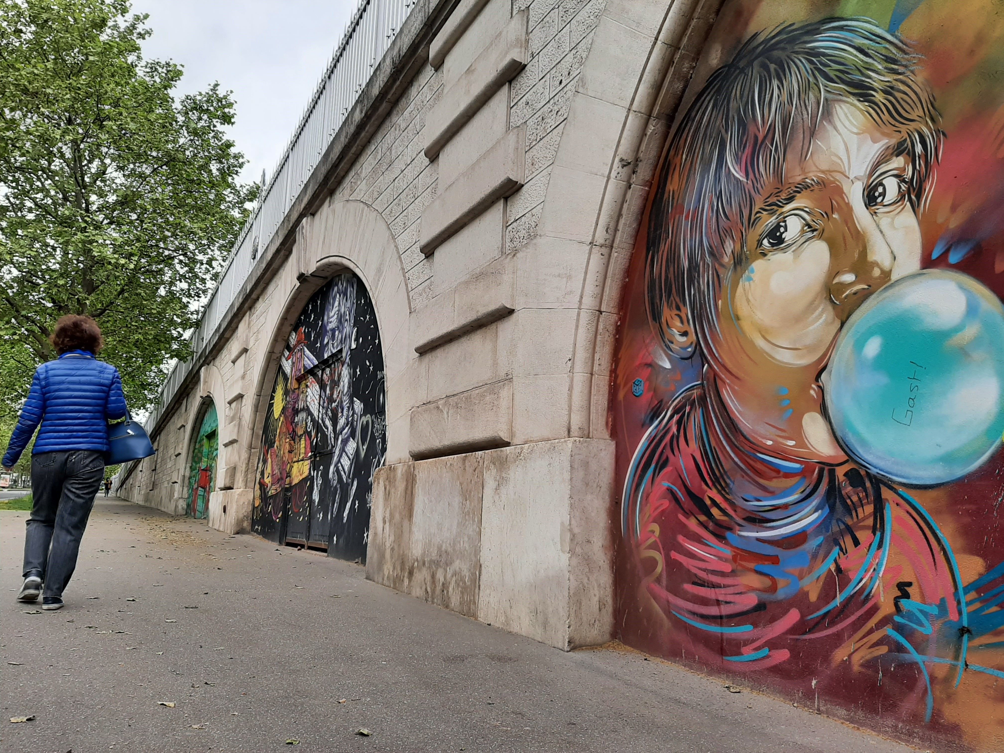 Paris (XIIIe), le 11 mai 2021. La fresque "Nina fait des bulles" par l'artiste C215 se trouve boulevard Vincent-Auriol, près du métro Nationale. LP/Marine Legrand et Adagp, Paris, 2021