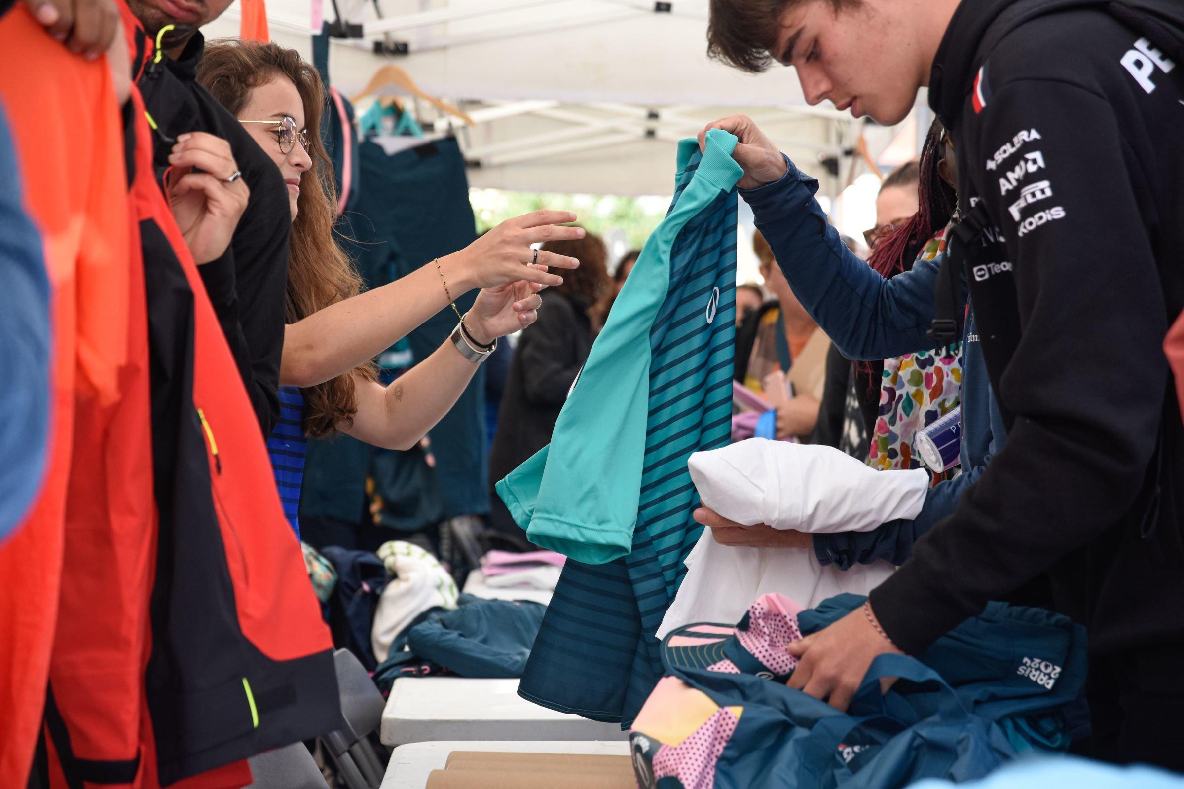 Saint-Denis (Seine-Saint-Denis), ce samedi. Les tenues des volontaires estampillées Paris 2024 s'arrachent comme des petits pains. LP/Esther Favié