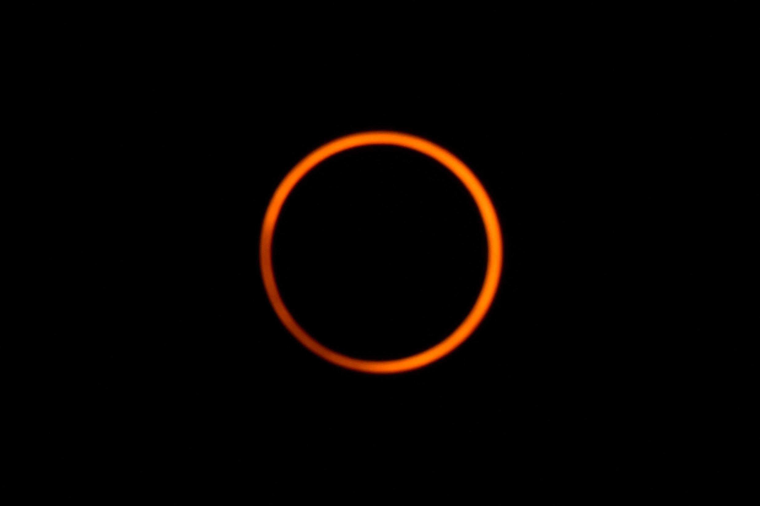 Une magnifique éclipse annulaire avec son cercle de feu a pu être observée au dessus des Amériques. REUTERS/Vannessa Jimenez