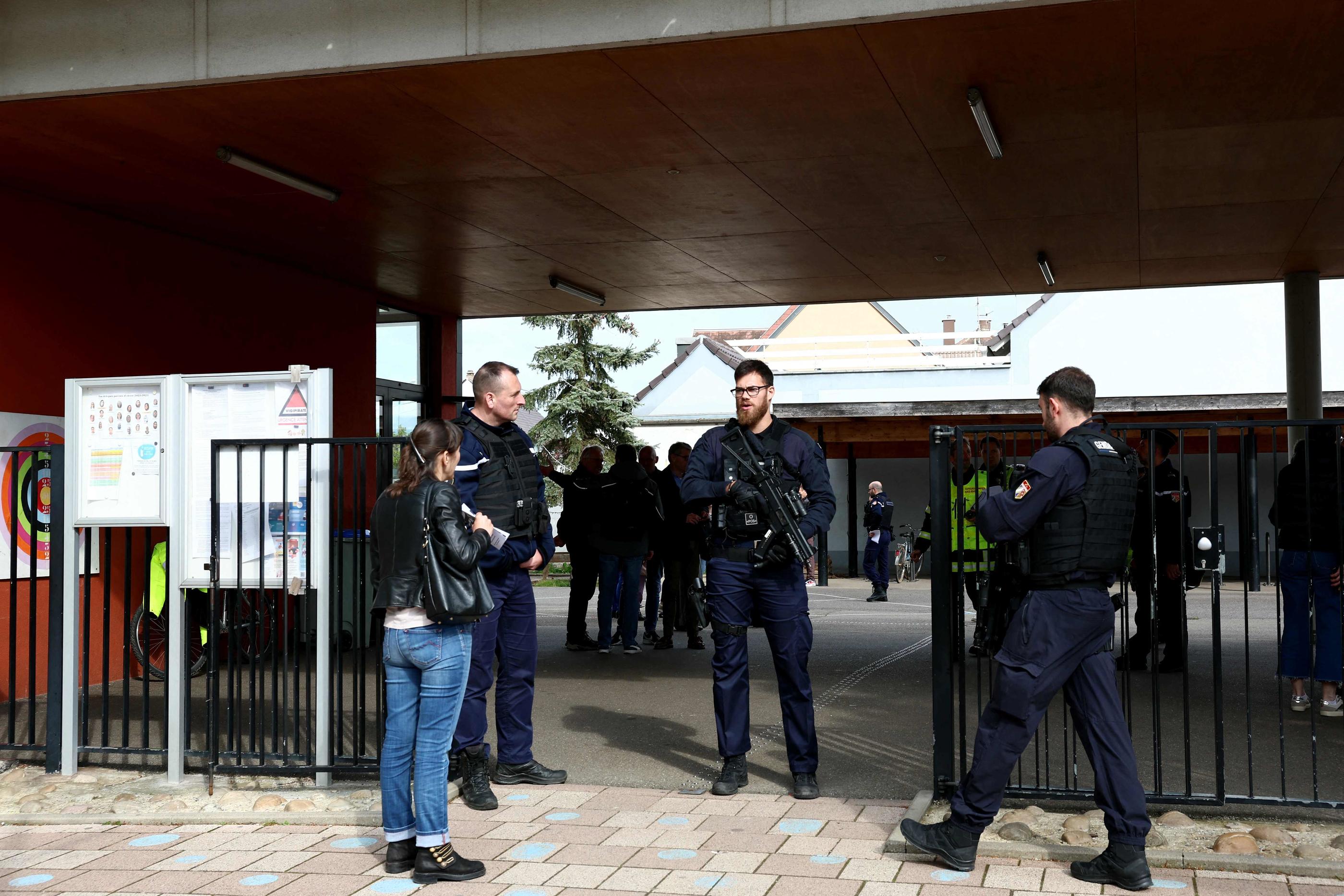 Gendarmes control the access to a school in the eastern France city of Souffelweyersheim while investigations are underway after two girls were wounded in a knife attack outside the school on April 18, 2024. (Photo by FREDERICK FLORIN / AFP)