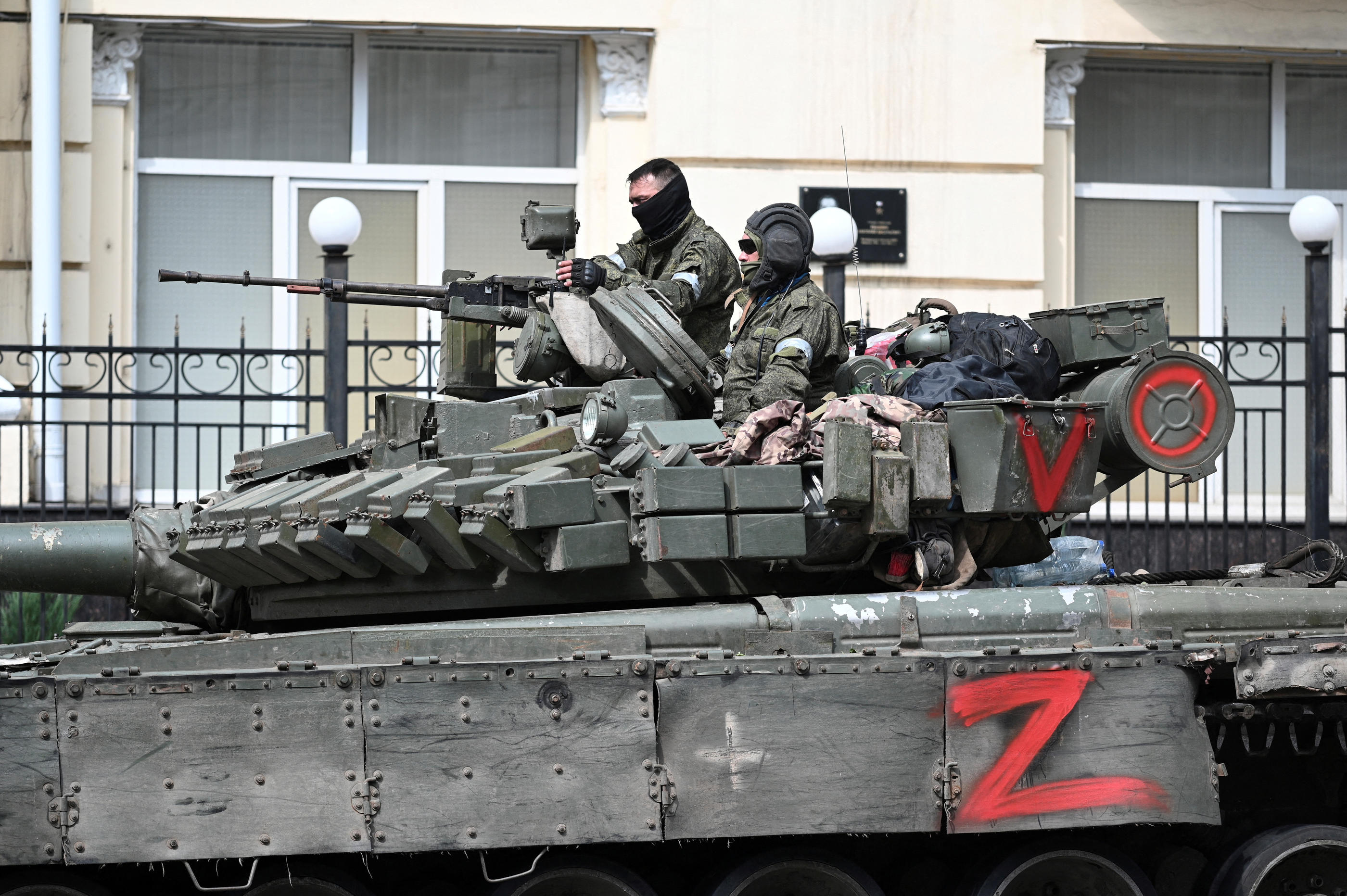 Des combattants du groupe mercenaire privé Wagner sur un tank, dans une rue près du siège du QG militaire russe dans la ville de Rostov-sur-le-Don, en Russie, le 24 juin 2023. REUTERS/Stringer