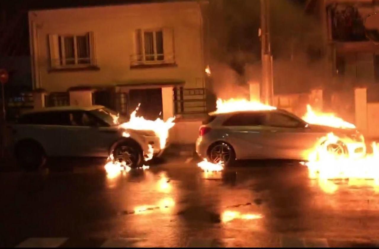 <b></b> Villepinte (Seine-Saint-Saint), le 11 mars. L’incendie a été filmé par les auteurs pour le revendiquer sur Internet.