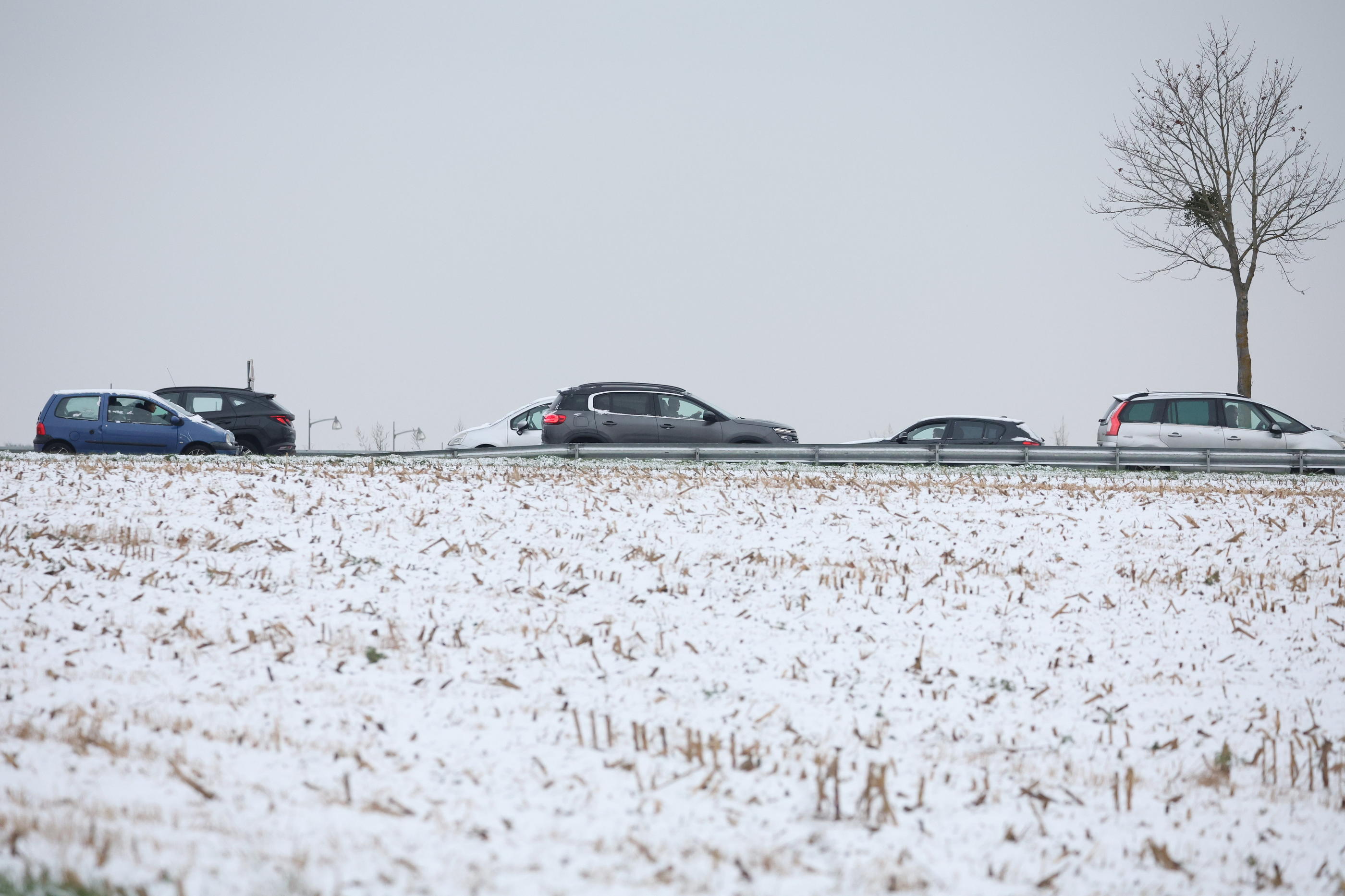 Les Yvelines et l’Essonne sont toujours en vigilance orange neige et verglas ce mercredi. Les services de l’Etat dans ces deux départements appellent les usagers de la route « à la plus grande prudence ». La vitesse a été réduite à 70 km/h sur les routes de toute l’Île-de-France. LP/Arnaud Journois
