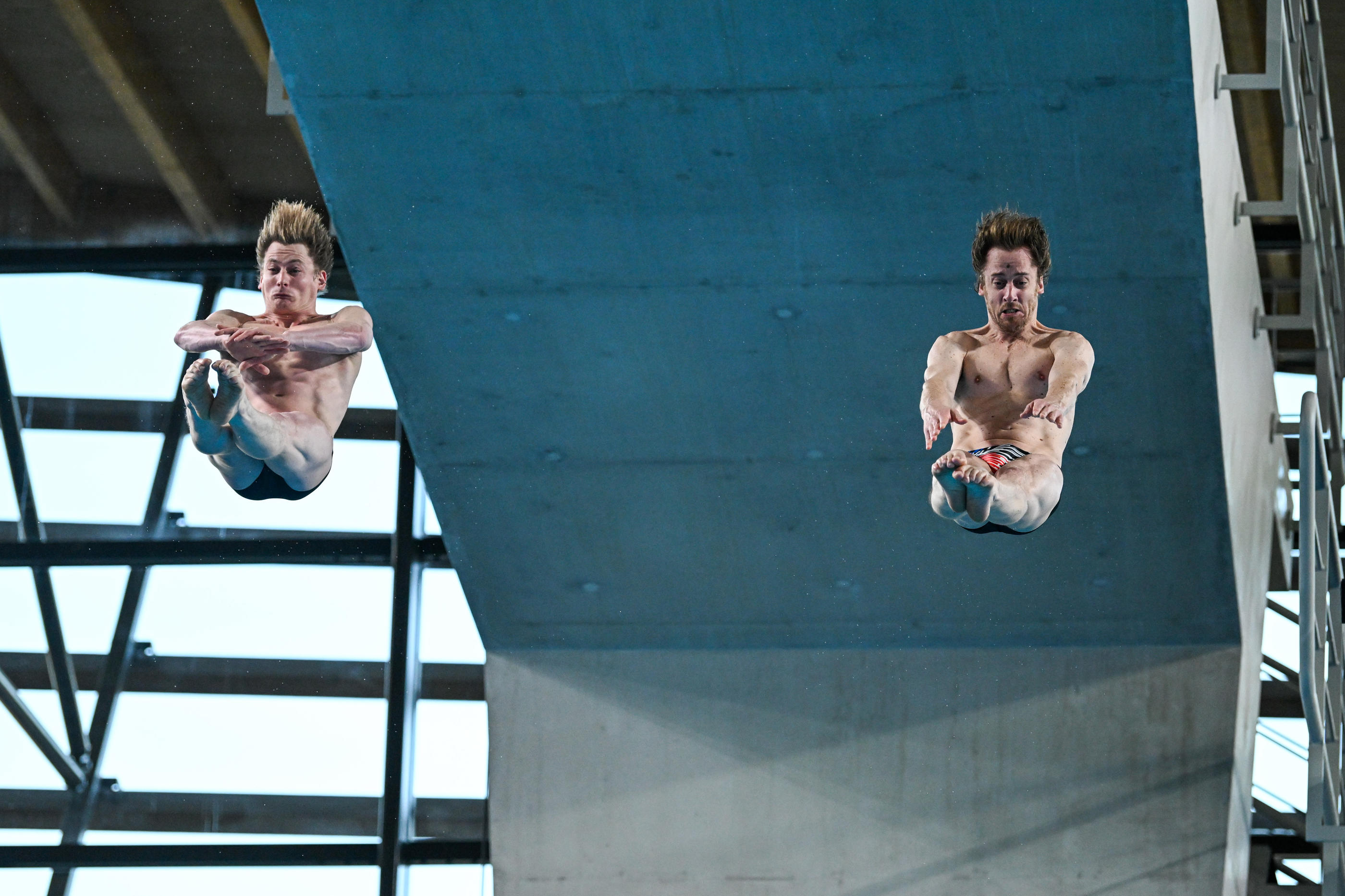 Loïs Szymczak (à gauche) et Gary Hunt (à droite) s'entraînent au centre aquatique de Saint-Denis. Daniel Derajinski/Icon Sport