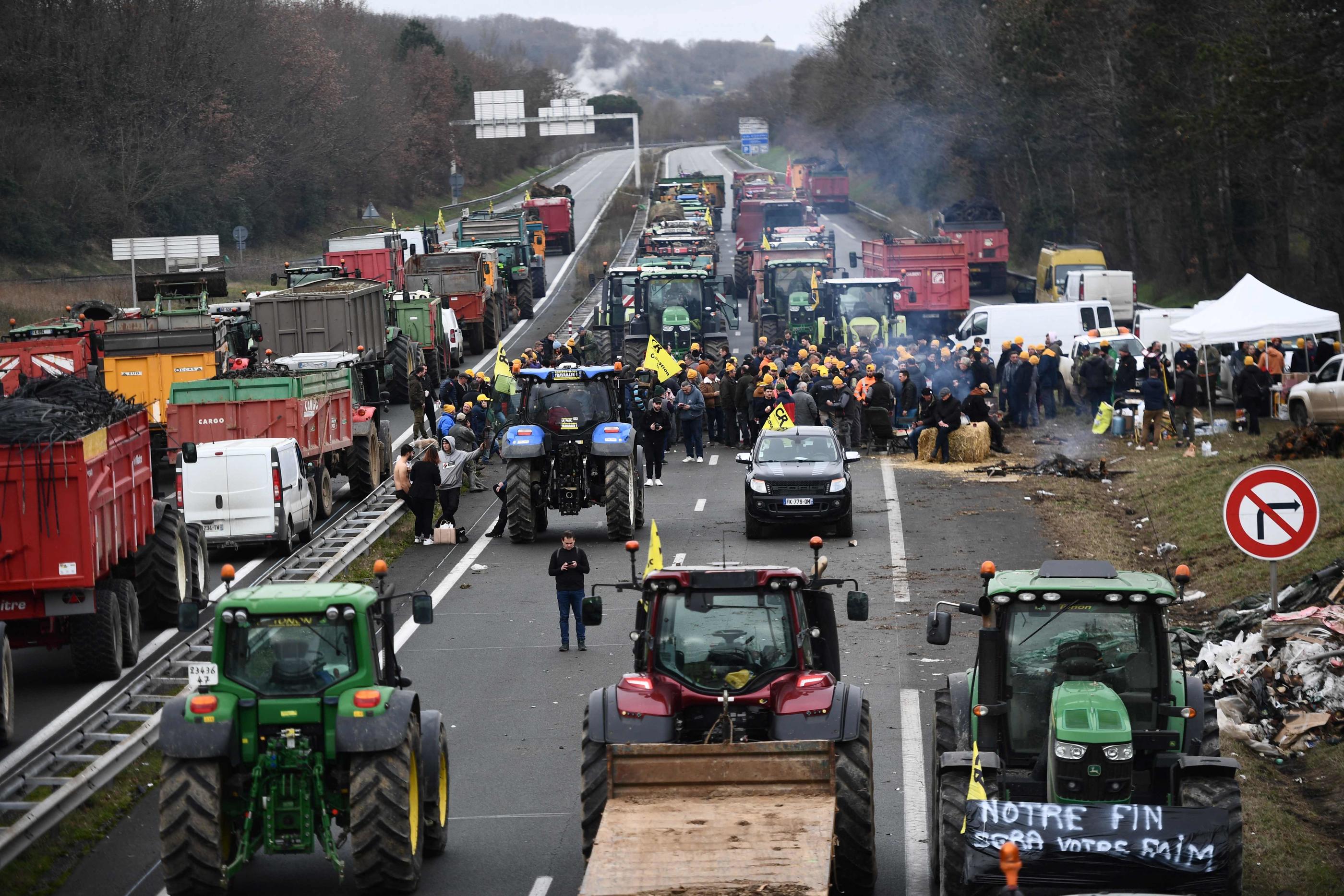 Les agriculteurs ont bloqué plusieurs axes routiers majeurs, comme ici l'A62, vers Agen. AFP/Christophe Archambault