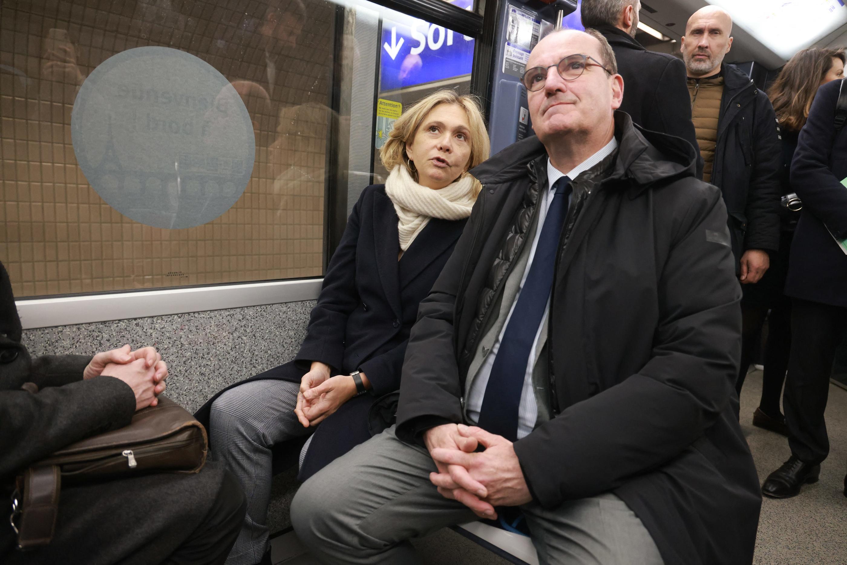 Le PDG de la RATP, Jean Castex, ici avec Valérie Pécresse, présidente d'Île-de-France Mobilités, dans une nouvelle rame de la ligne 6 en avril, fait deux ou trois visites de terrain par semaine. LP/Philippe Lavieille