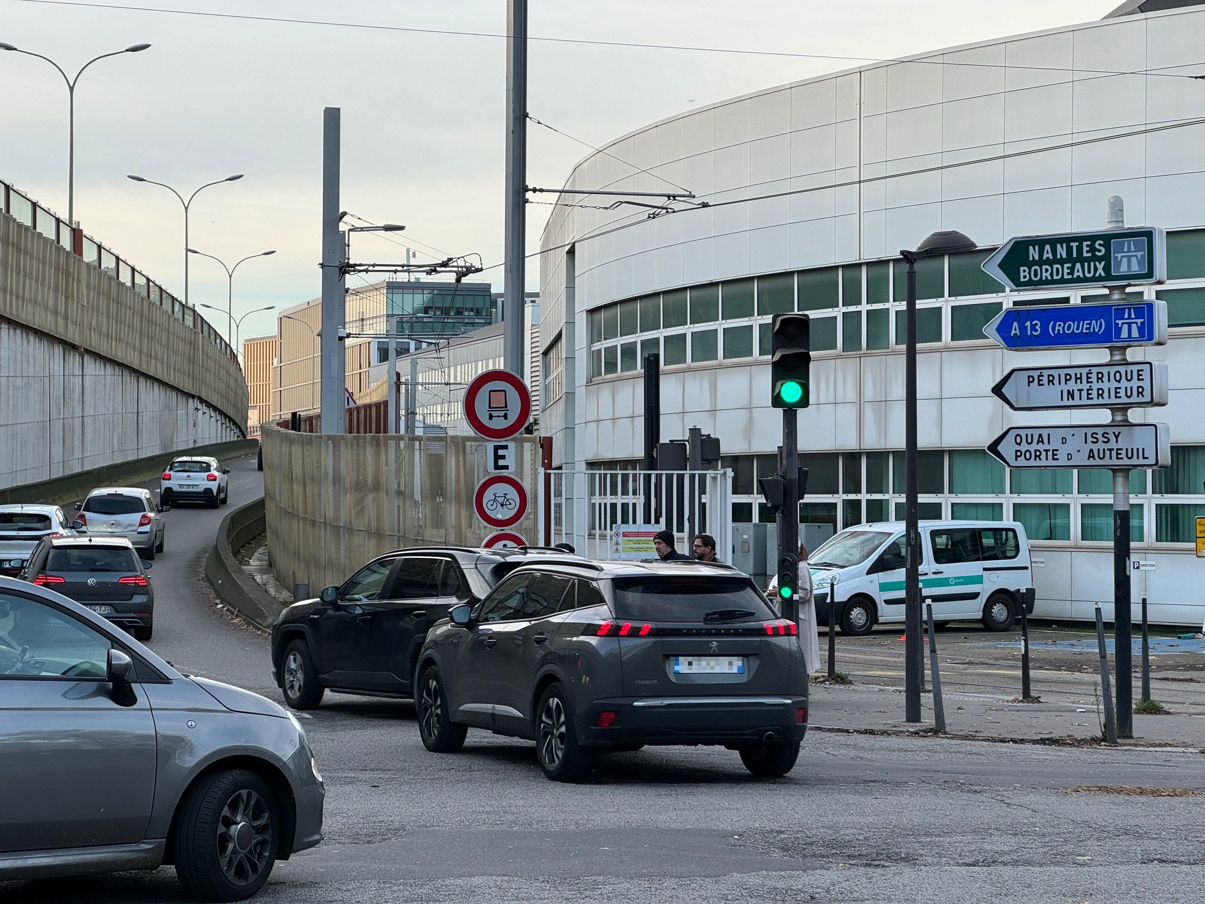 Porte de Sèvres (XVe), ce mercredi. Certains conducteurs craignent que la mise en place de la mesure aggrave les problèmes d'embouteillages sur le périphérique et ses accès. LP/Paul Abran