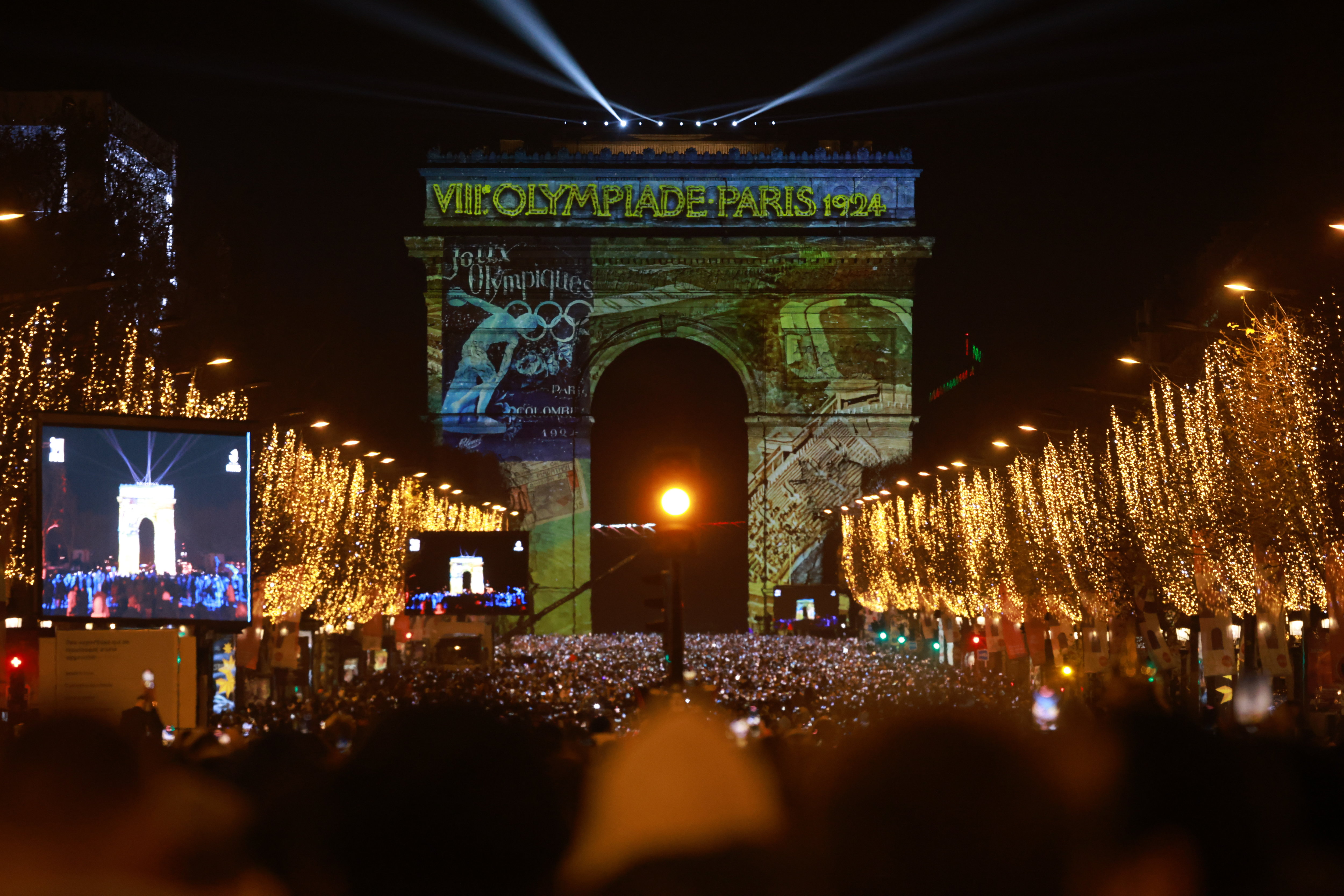 Nouvel an à Paris : La capitale accueillera 2024 avec un show éblouissant  sur les Champs-Élysées !